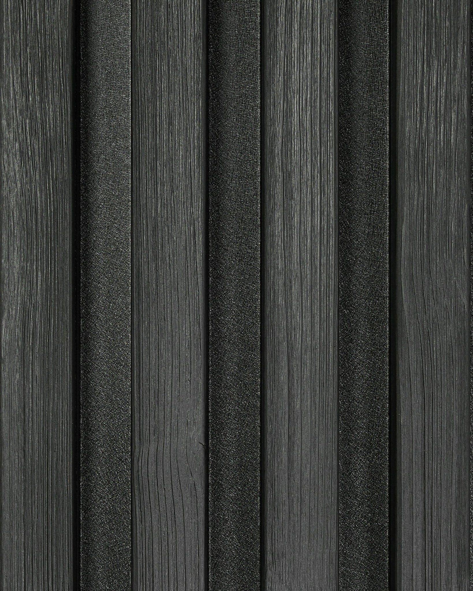 Primo piano del campione di pannello per facciata Aluwood Black (45,7 x 27 cm) di WoodUpp, con doghe dalla texture verticale e un moderno motivo a righe.