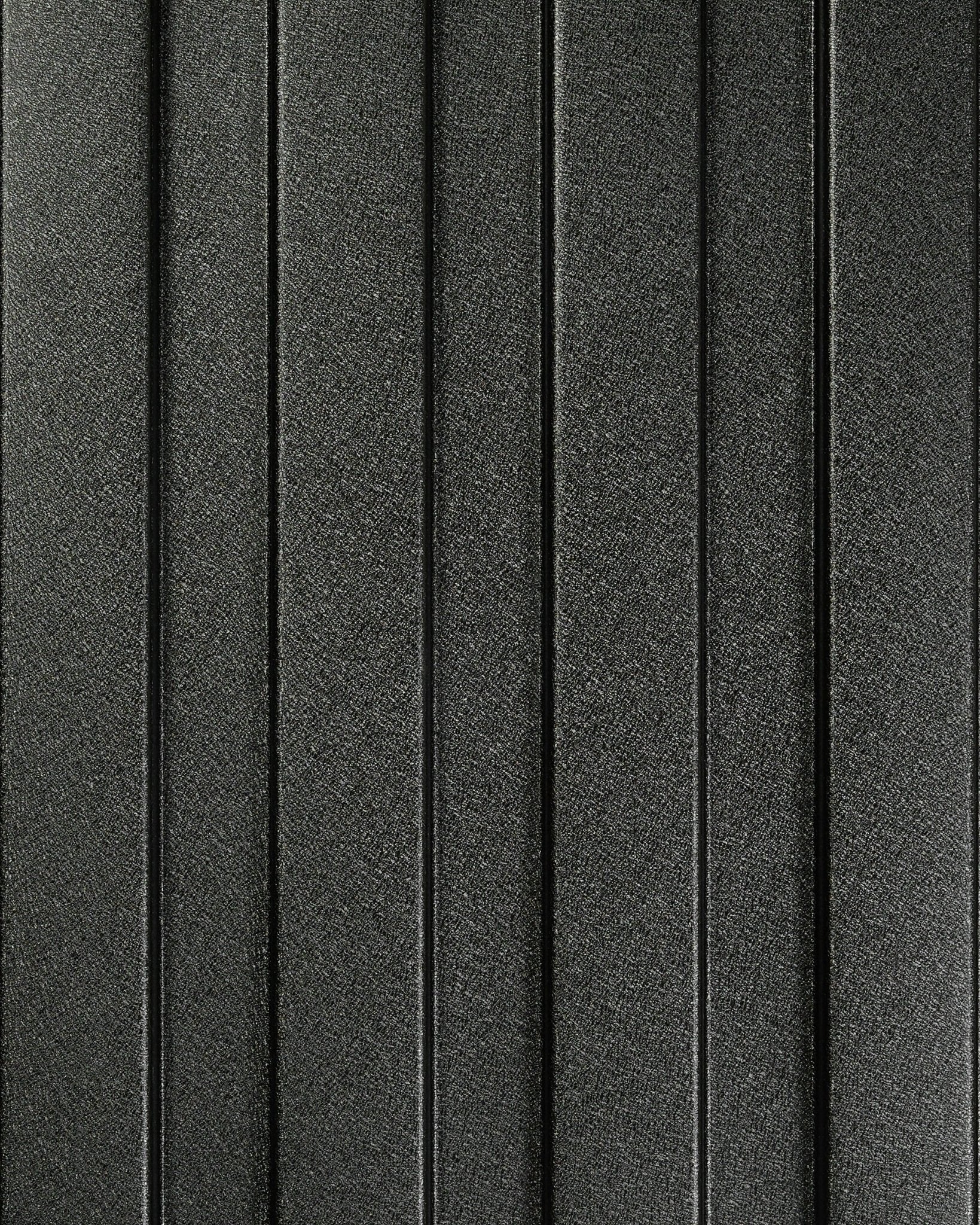 Primo piano del pannello per facciata WoodUpp Aluwood, 240 x 45,1 cm, con superficie testurizzata grigio scuro e strisce in rilievo vertical equidistanti per uso esterno.