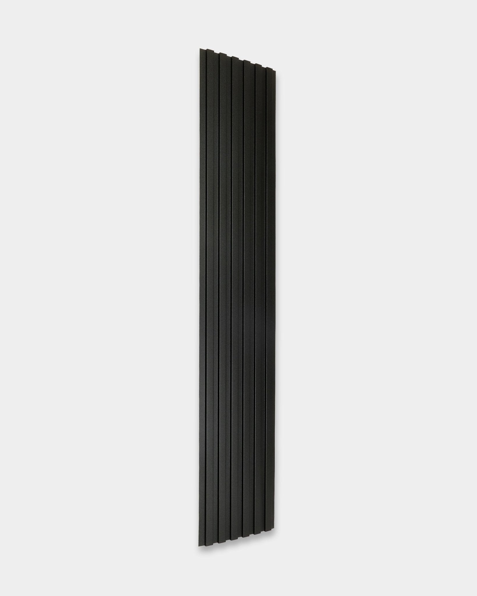 Pannello per facciata esterna Aluwood di WoodUpp, 240 x 45,1 cm, alto e stretto con rilievi vertical black, mostrato su uno sfondo bianco semplice.