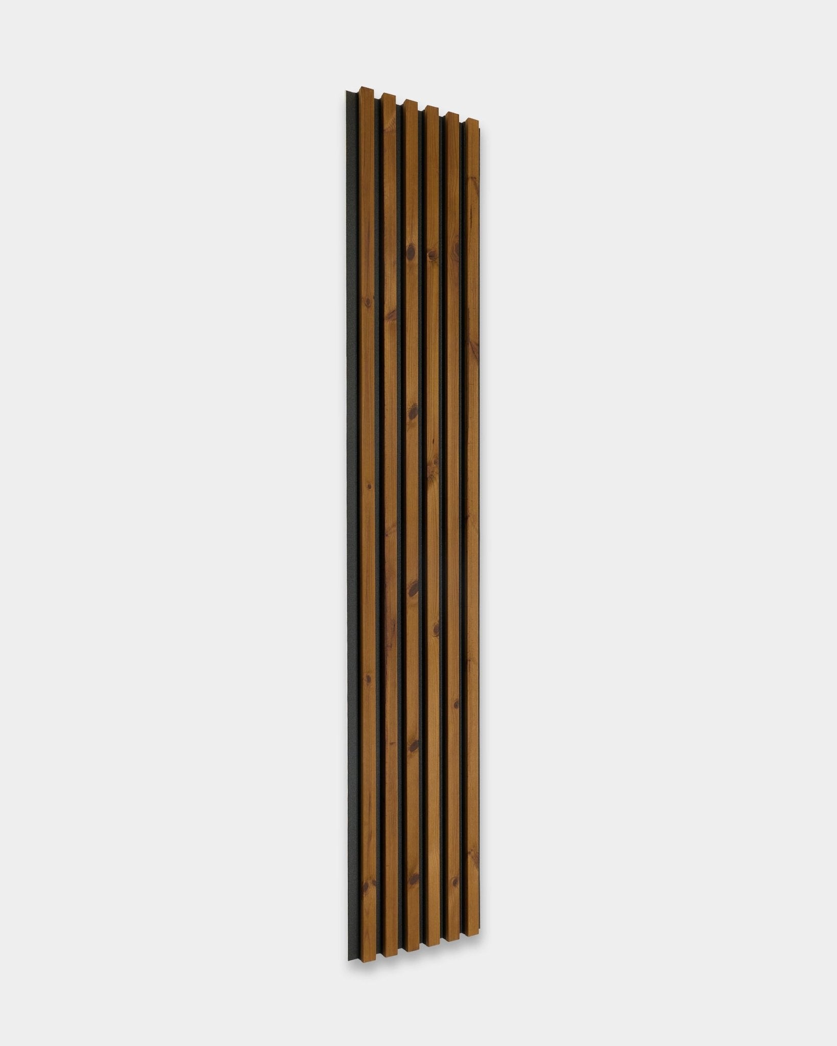 Pannello per facciata WoodUpp Aluwood in brown oliato, 240x45,1 cm, con doghe in abete nordico termotrattato e supporto acustico scuro per uso esterno.