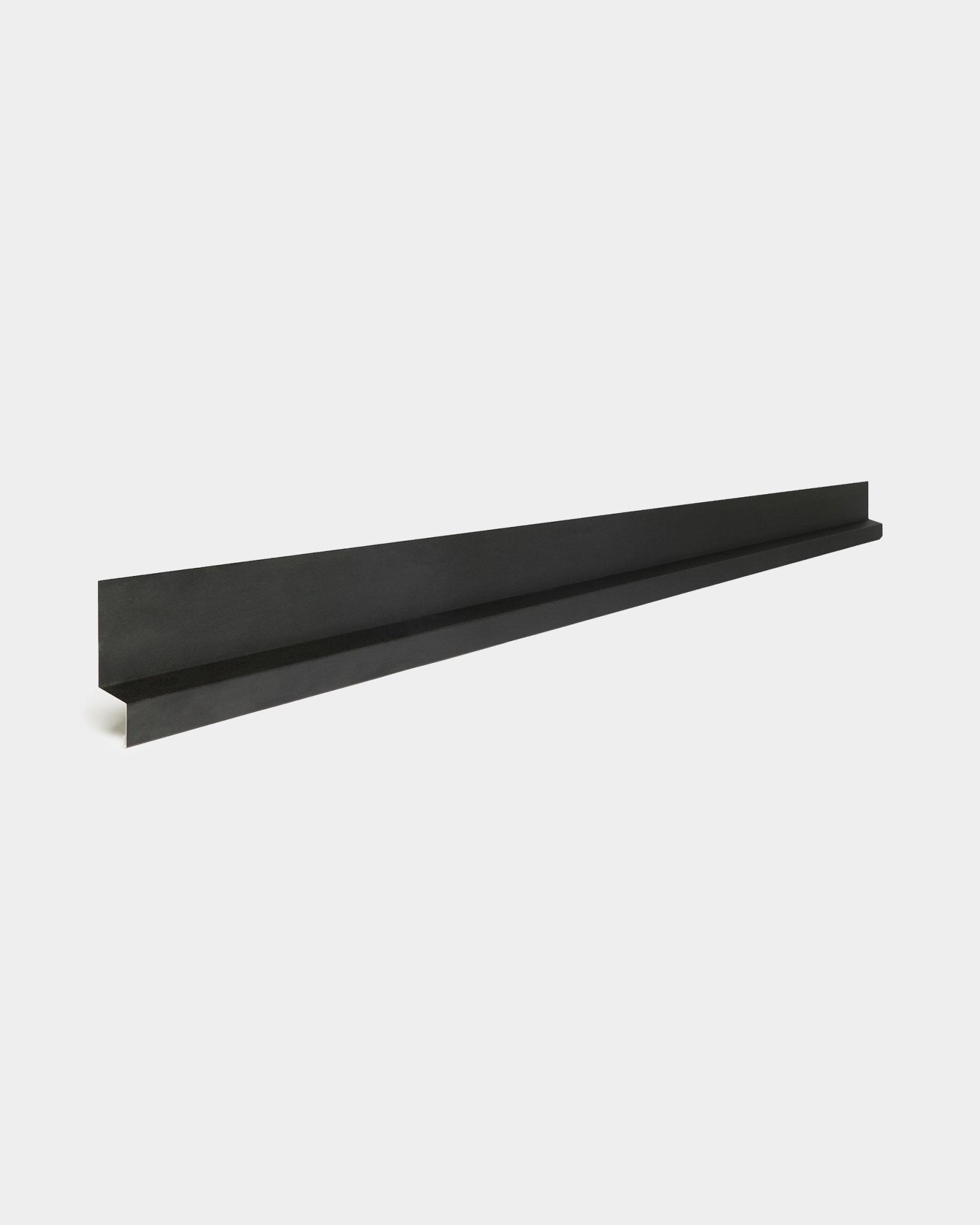 WoodUpp Aluwood Bottom, 240 cm: un accessorio per pannello di facciata minimalista black lungo, con un sottile profilo in alluminio verniciato a polvere per installazione esterna.