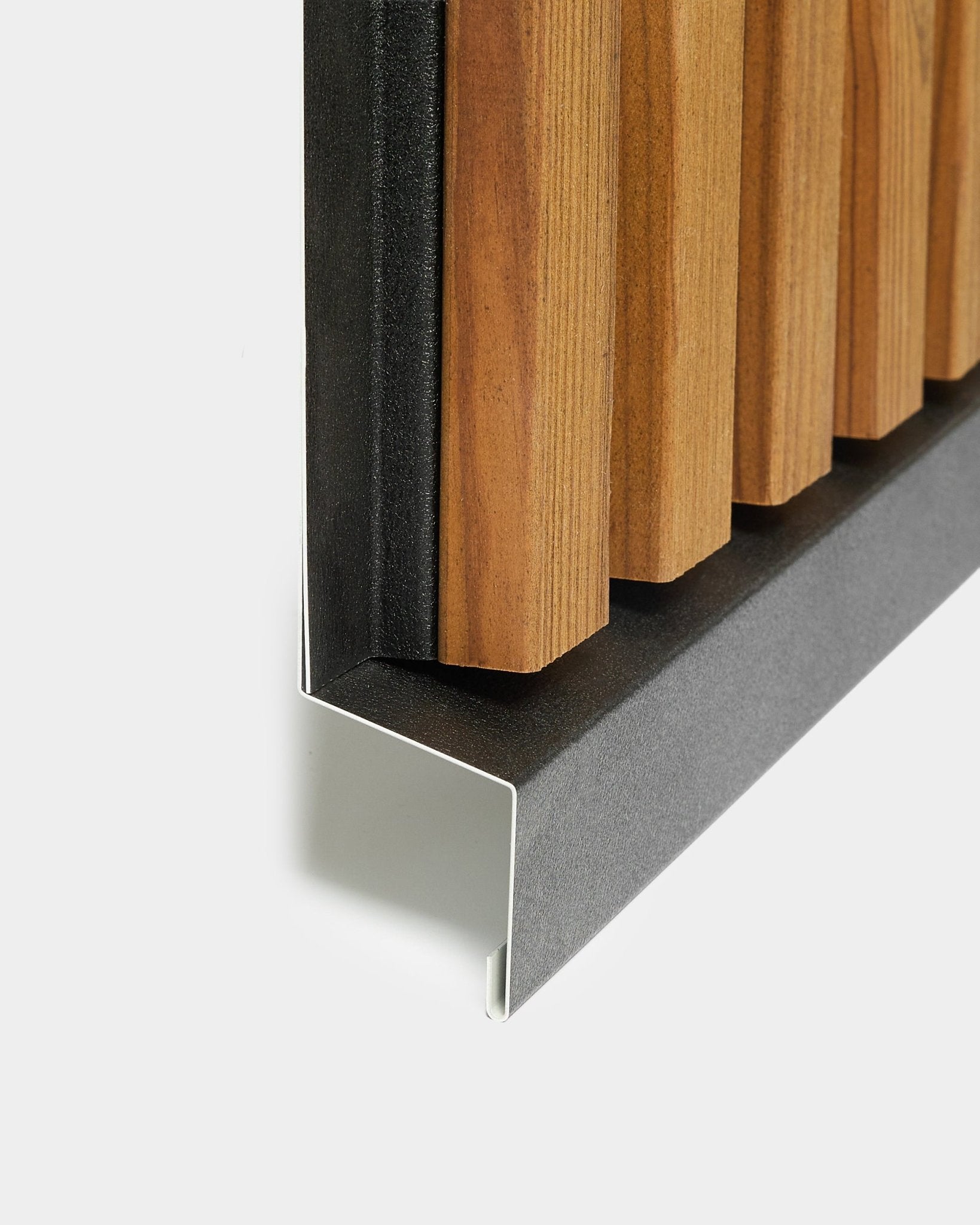 Vista dettagliata di un pannello di facciata WoodUpp Aluwood da 240 cm con doghe in legno vertical e finitura metallica black, parte della collezione outdoor Nordic.