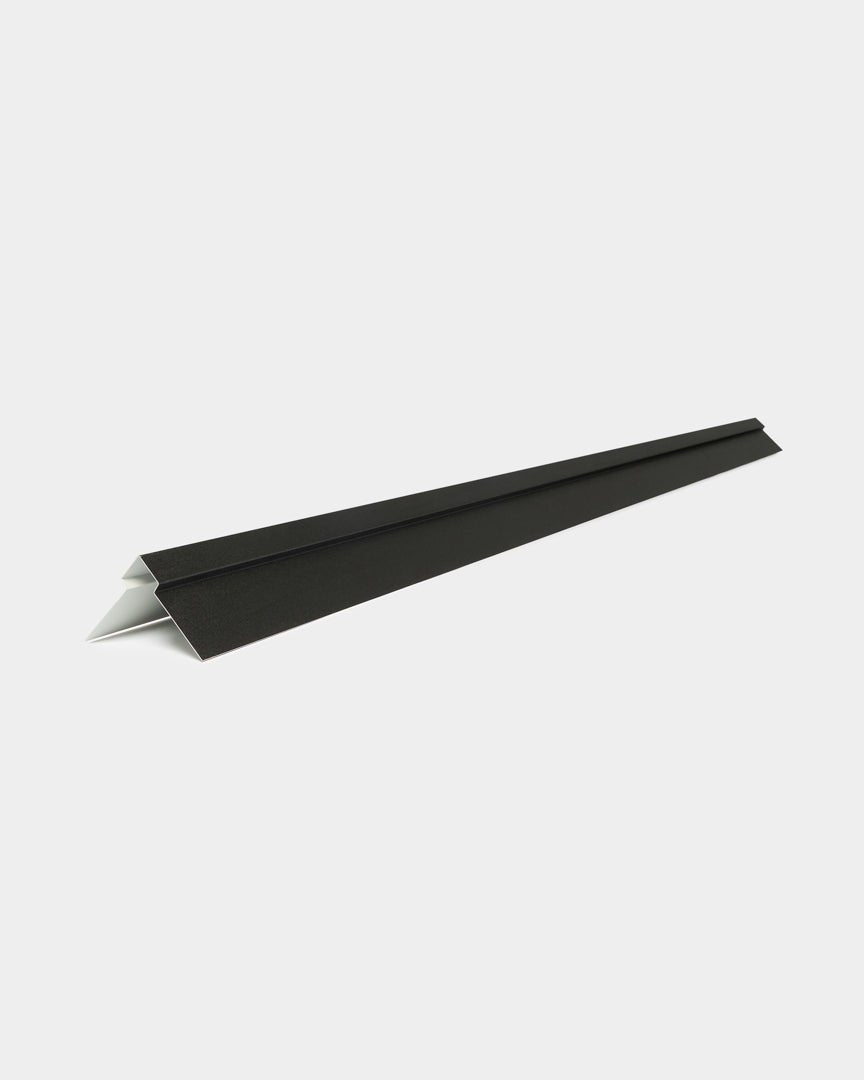 WoodUpp Aluwood angolo esterno da 240 cm: profilo triangolare in alluminio per pannello di facciata con lato inferiore bianco, mostrato su uno sfondo bianco semplice.