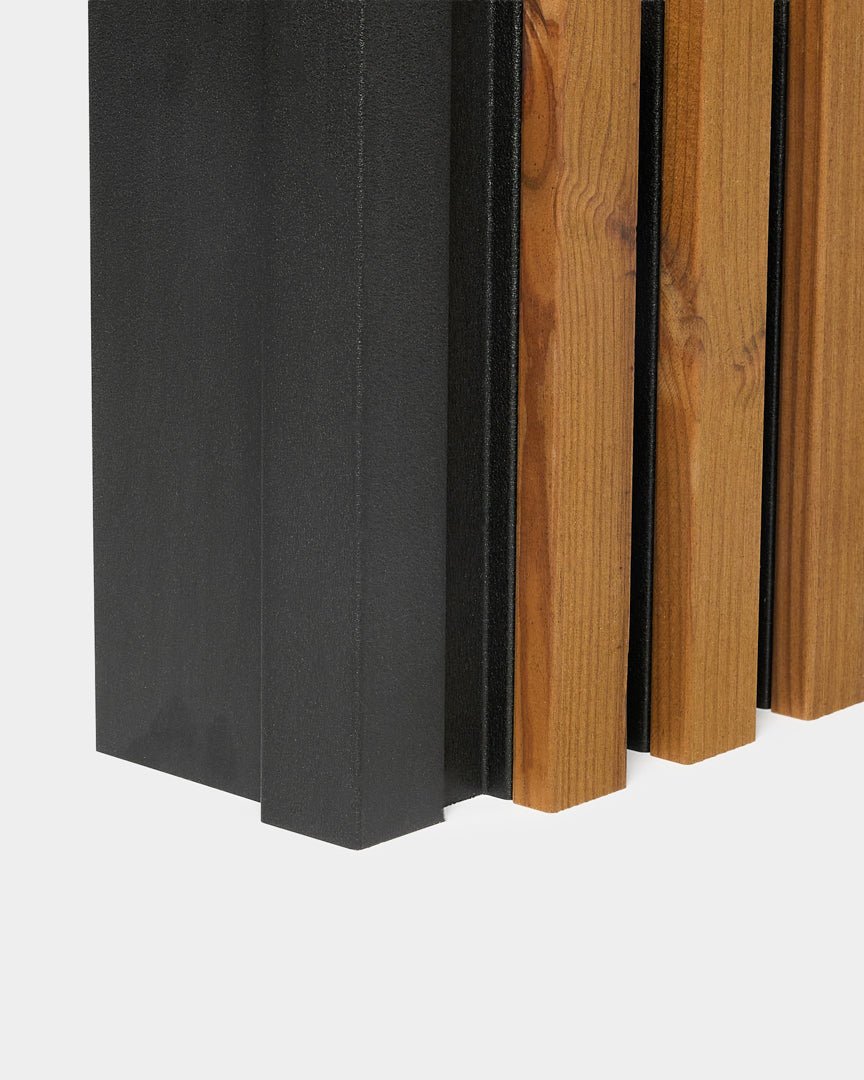 Primo piano del pannello di facciata WoodUpp Aluwood per angolo esterno, 240 cm, con doghe in legno vertical e pannelli in metallo black su sfondo bianco.