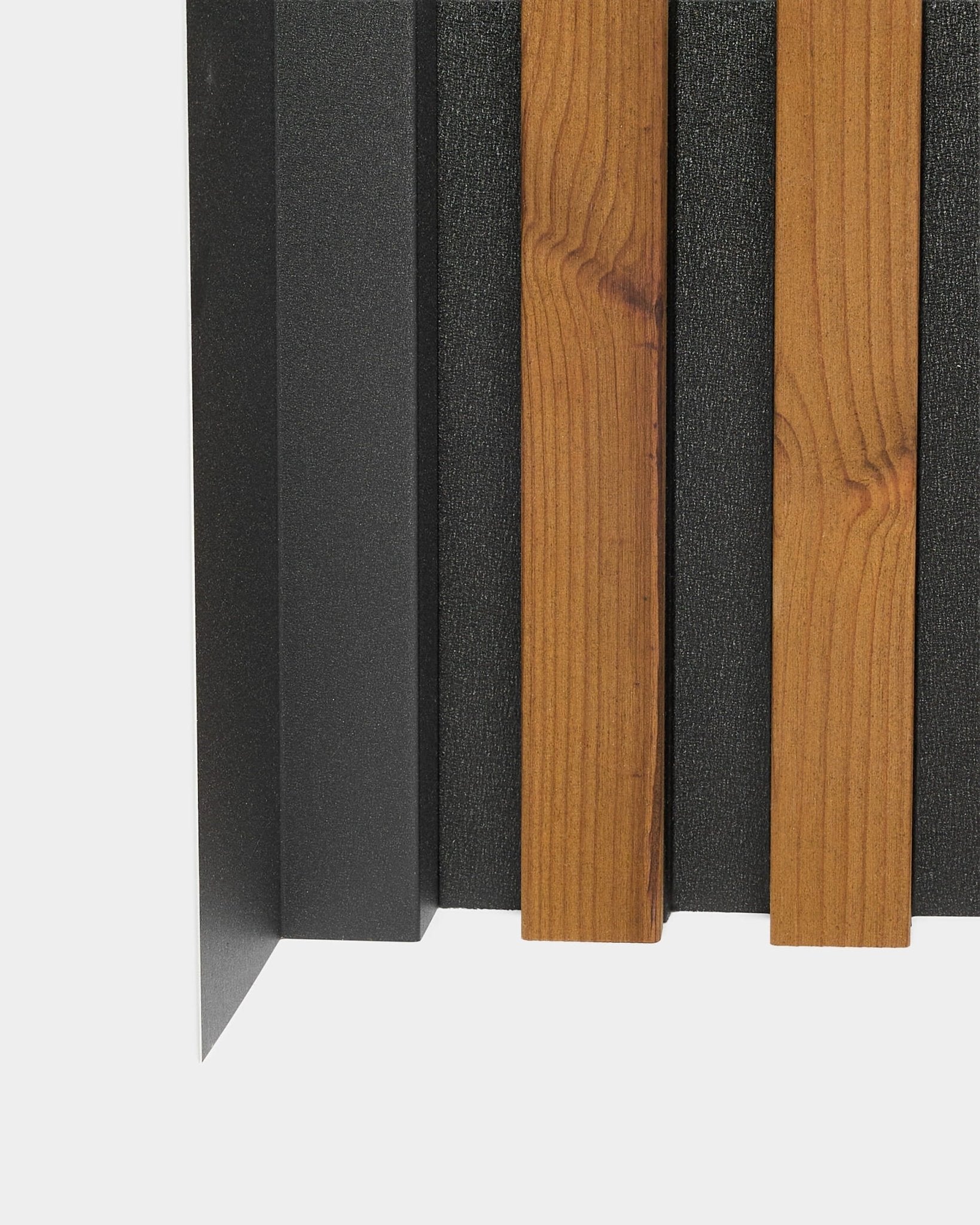 Primo piano del WoodUpp Aluwood Inside Corner, 240 cm, con vertical listelli in legno, supporto in feltro black e profilo angolare interno in alluminio verniciato a polvere.