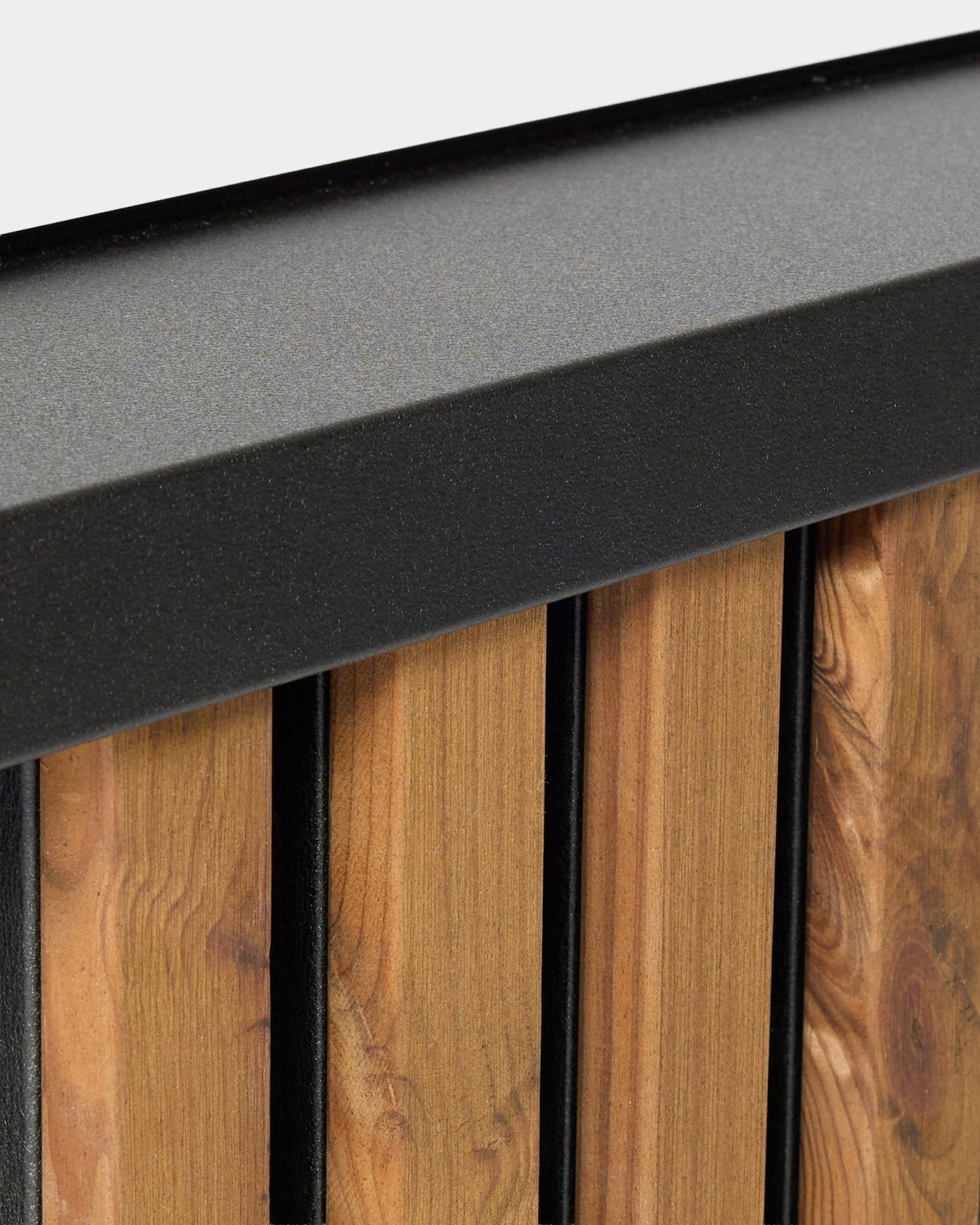 Primo piano del davanzale per pannello di facciata WoodUpp Aluwood da 240 cm, con listelli in legno vertical e finitura in alluminio verniciato a polvere per uso esterno.