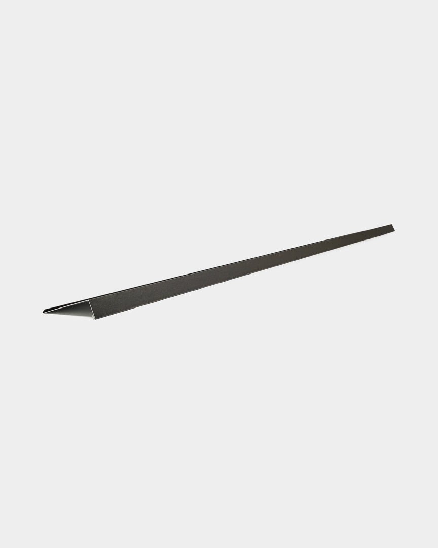 Davanzale per finestra WoodUpp Aluwood, 240 cm, sottile pannello di facciata in alluminio verniciato a polvere con sezione triangolare, mostrato su sfondo bianco.
