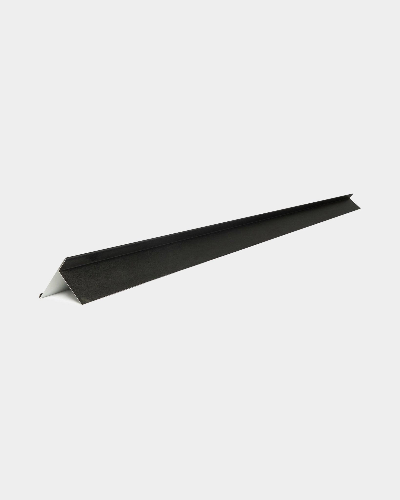 Profilo di copertura per bordi WoodUpp Aluwood, 240 cm, in alluminio black con lato inferiore bianco, disposto in diagonale su sfondo bianco. Per pannelli da facciata per esterni.
