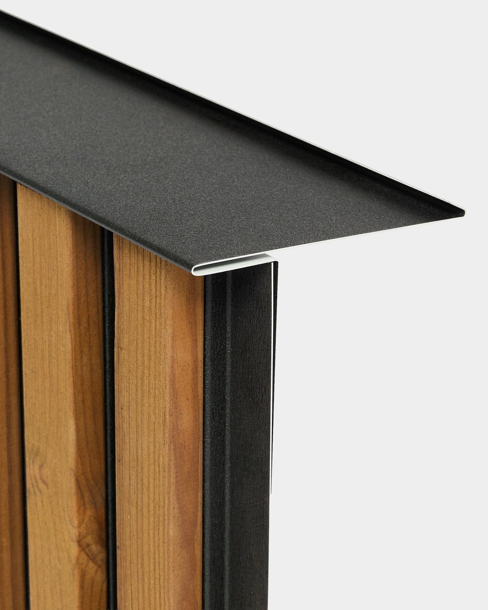 Primo piano del profilo di installazione per pannello da facciata WoodUpp Aluwood (240 cm) montato su listelli vertical, con dettaglio della finitura su sfondo bianco.