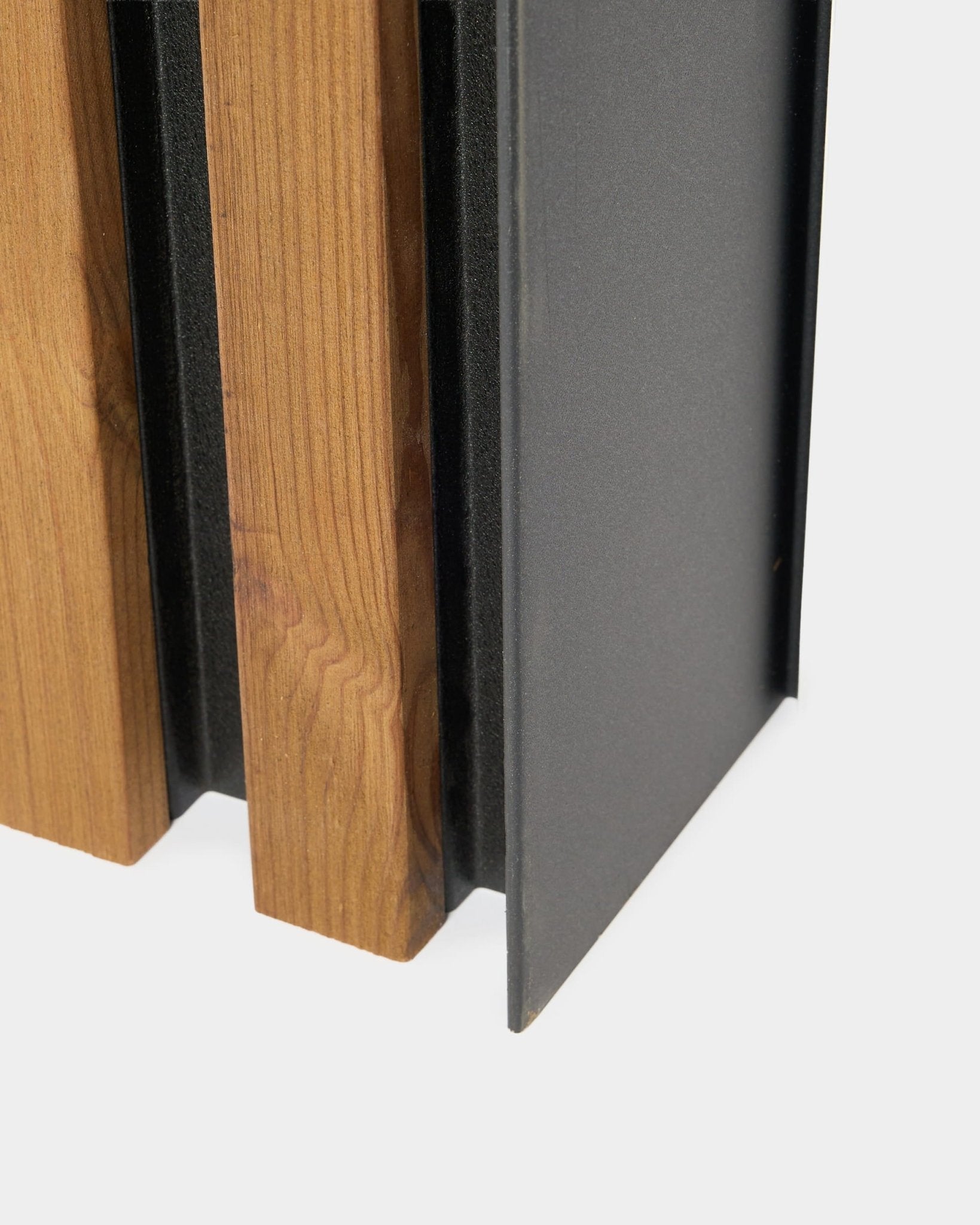Primo piano del pannello da facciata WoodUpp Aluwood, 240 cm, con vertical in legno doghe e un profilo in alluminio verniciato a polvere scuro per installazione esterna.