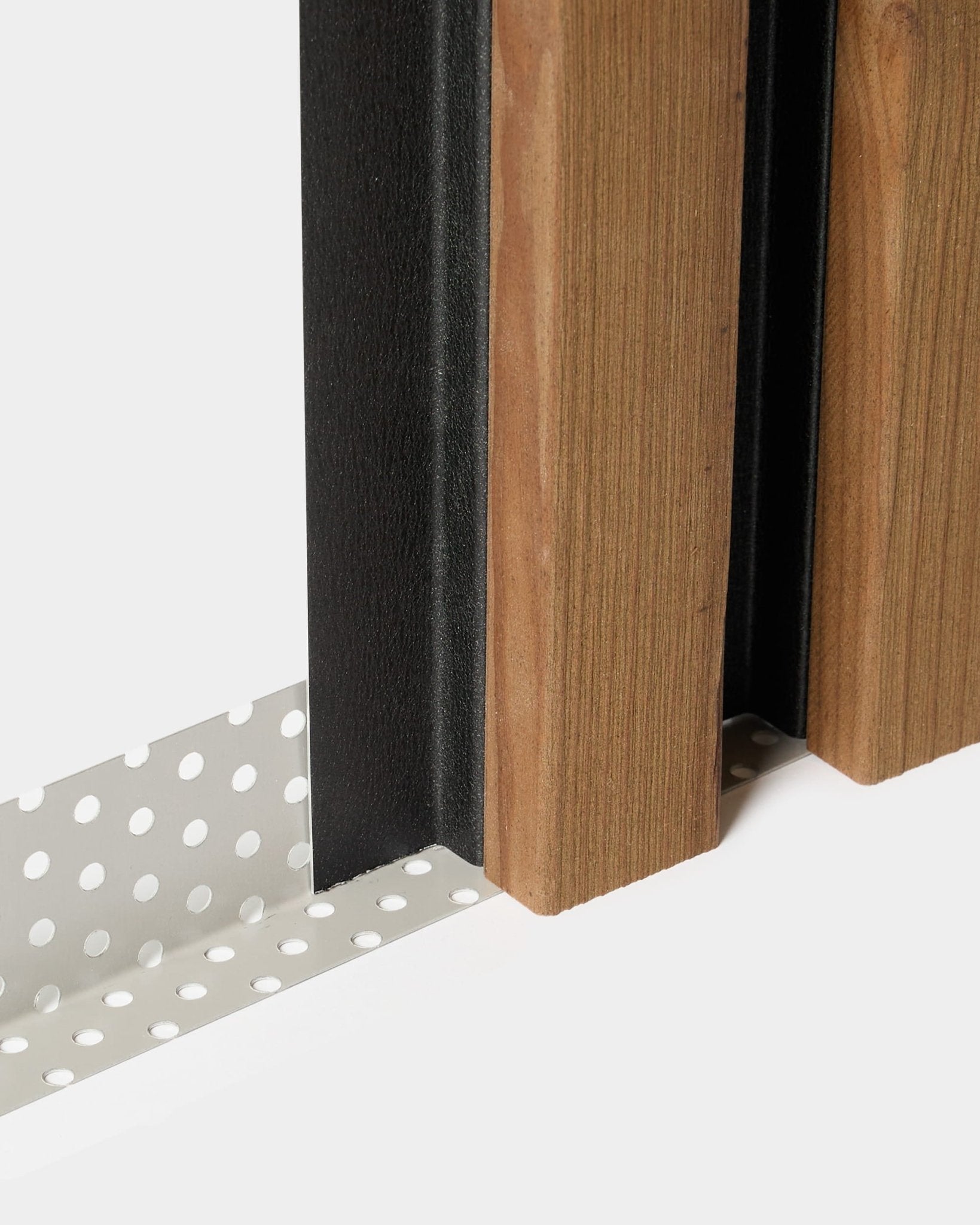 Primo piano dell’installazione WoodUpp Aluwood: rete antinsetto da 240 cm accanto a vertical doghe per facciata in legno e a un pannello black su sfondo bianco.
