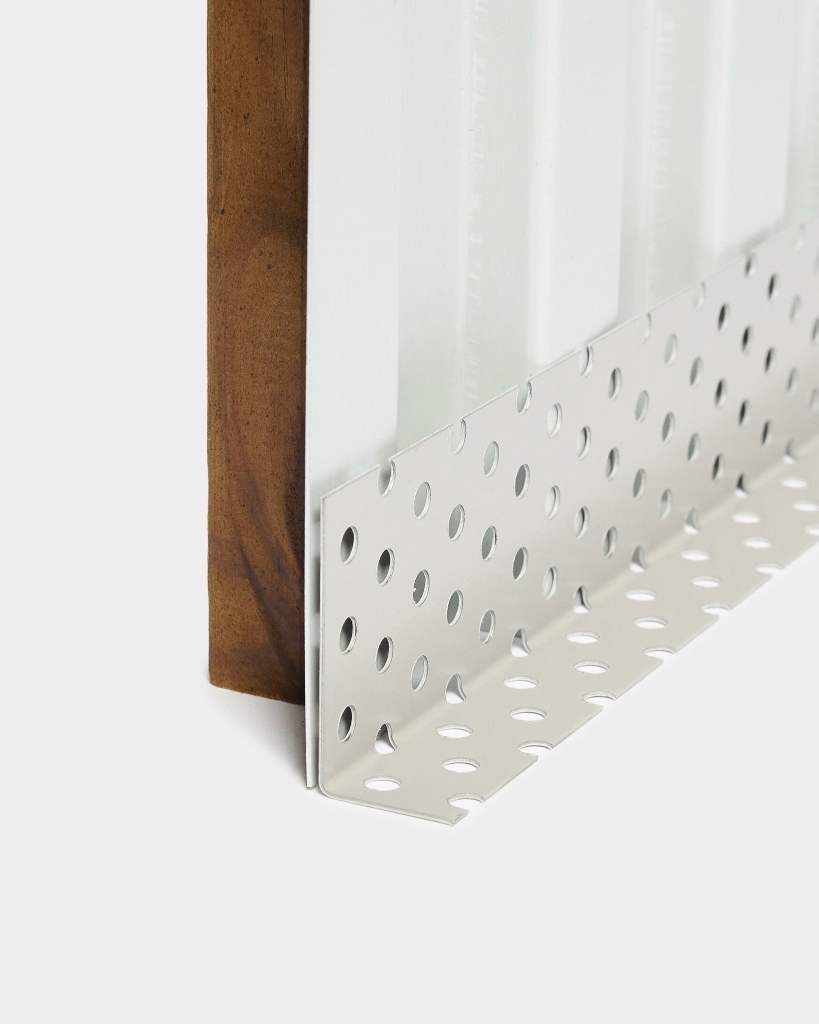 Primo piano dell’accessorio per l’installazione dei pannelli per facciata Aluwood: paraspigolo metallico con perforazioni rotonde large, progettato per camere di ventilazione, lunghezza 240 cm.
