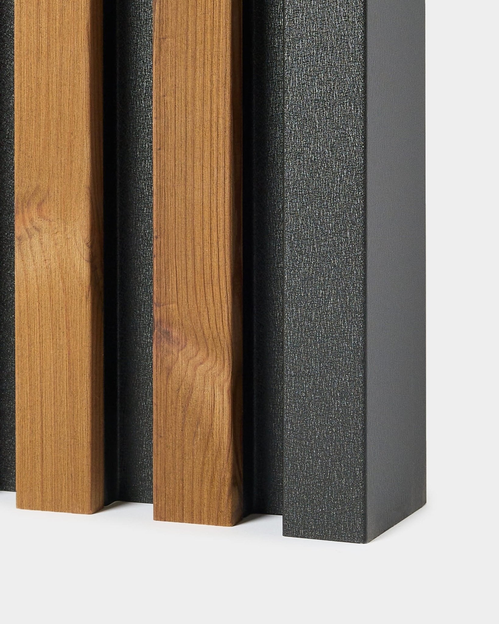 Primo piano dell’angolo terminale per pannello da facciata WoodUpp Aluwood, 240 cm, che mostra vertical in legno e black doghe con profilo in alluminio in un motivo alternato.