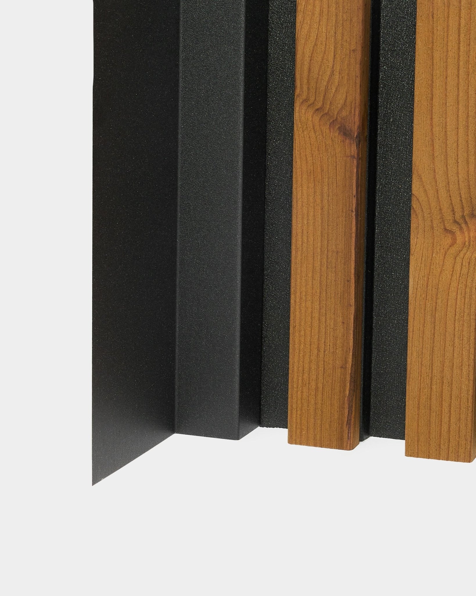 Primo piano dell’installazione del pannello di facciata WoodUpp Aluwood, con vertical black e doghe in legno con un profilo angolare terminale in alluminio da 240 cm.