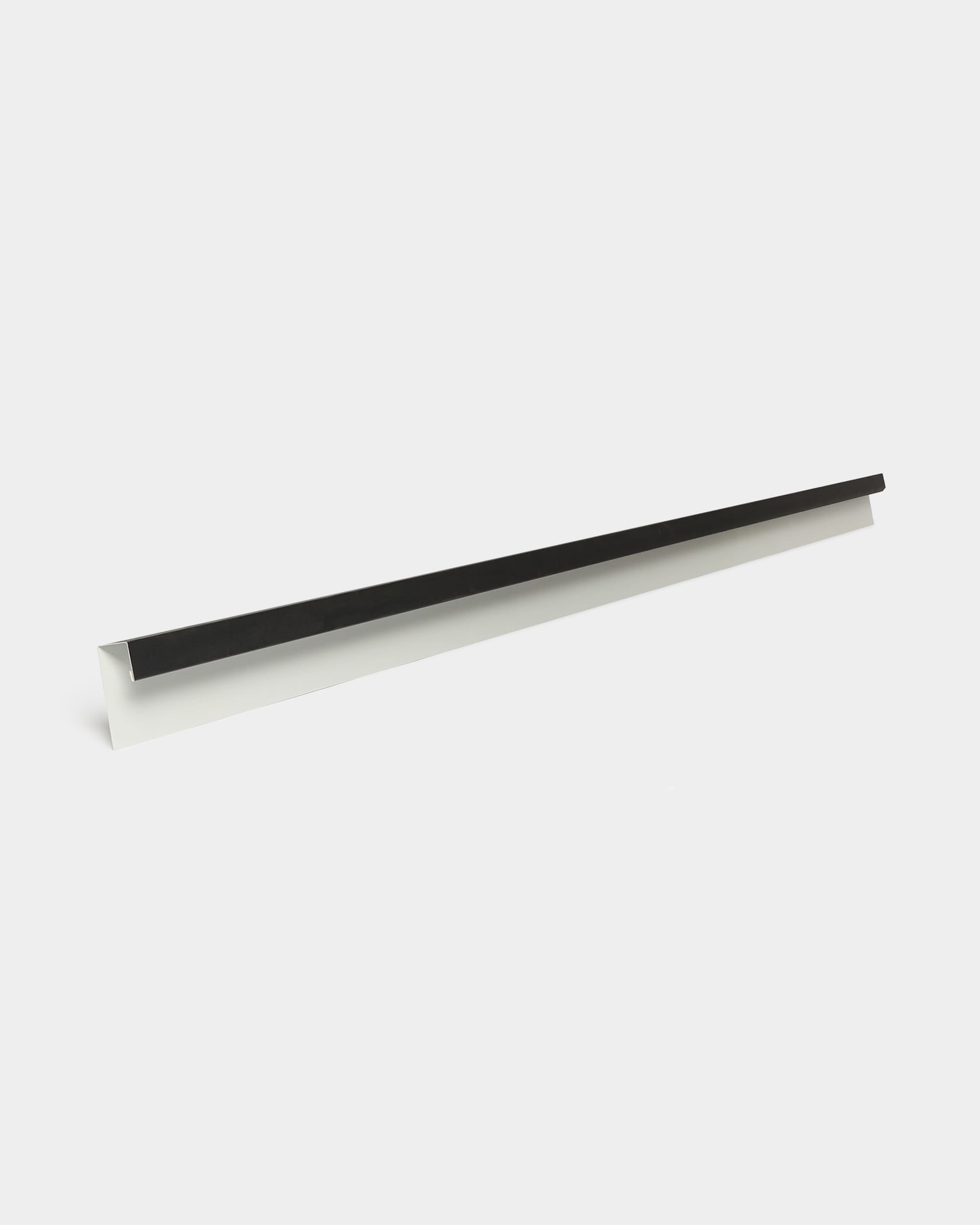 WoodUpp Aluwood Top Finishing, profilo in alluminio da 240 cm per pannelli di facciata, esposto su un supporto bianco su uno sfondo bianco uniforme.