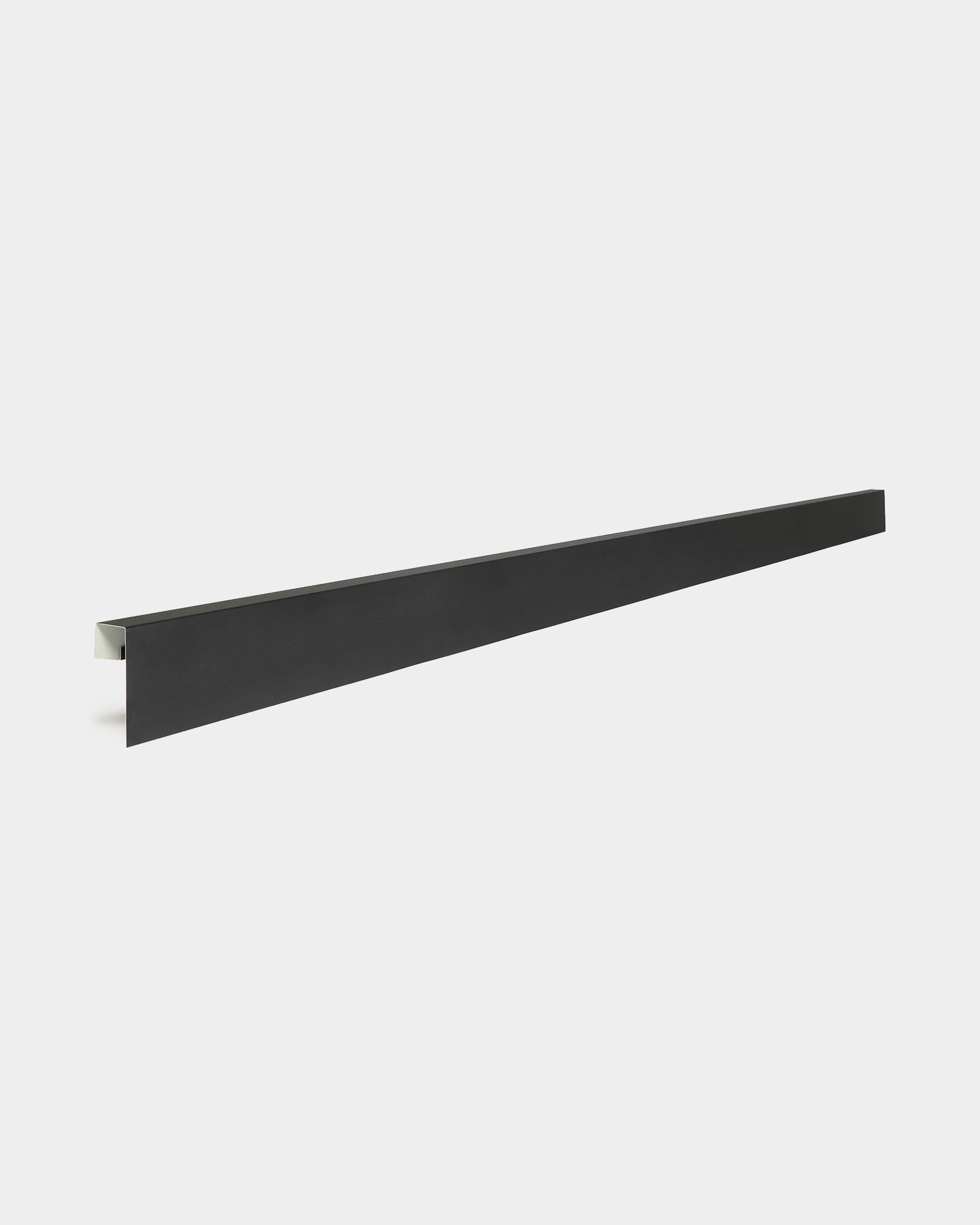 Profilo in alluminio WoodUpp Aluwood da 240 cm black con piega ad angolo retto, progettato per l’uso con pannelli per facciate esterne, ideale per rifinire i bordi del rivestimento.