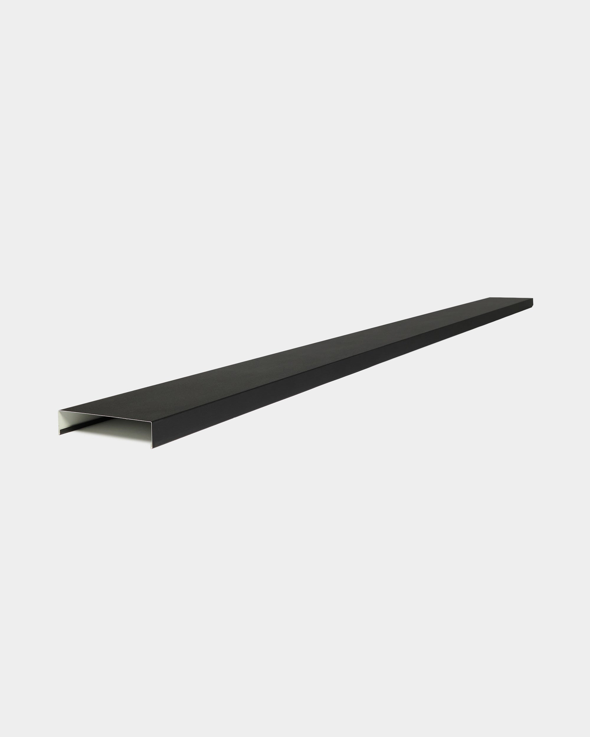 Cimasa da parete Aluwood Level di WoodUpp, 240 cm x 25 cm, in alluminio verniciato a polvere black con design a U, accessorio per i pannelli di facciata Aluwood.