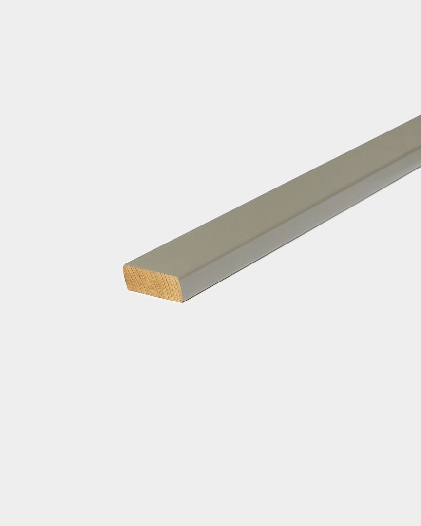 Pannello per facciata WoodUpp Aluwood/Grey Lamella, 240x4x1.8 cm, con brown chiaro liscio e finitura grey, pensato per rivestire gli angoli esterni in esterni nordici.