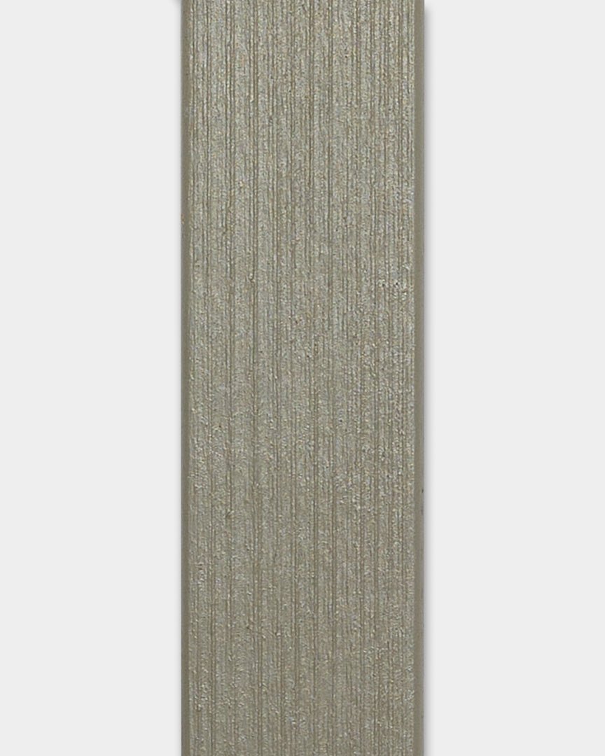 Pannello per facciata WoodUpp Aluwood Grey Lamella, 240 x 4 x 1.8 cm, con scanalature vertical e fondo bianco uniforme, progettato per l’installazione su angoli esterni.