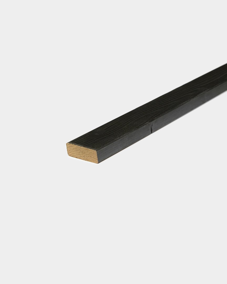 Pannelli per facciata WoodUpp Aluwood con finitura black, mostrati su uno sfondo bianco uniforme che ne mette in risalto il design nordico minimalista.
