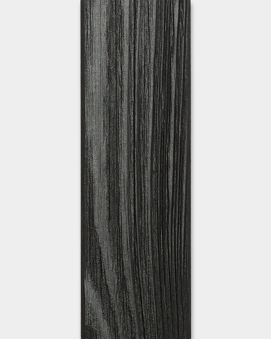 Pannello per facciata WoodUpp Aluwood Lamella Black (240 x 4 x 1.8 cm) con finitura materica, progettato per rivestire gli angoli esterni delle pareti.