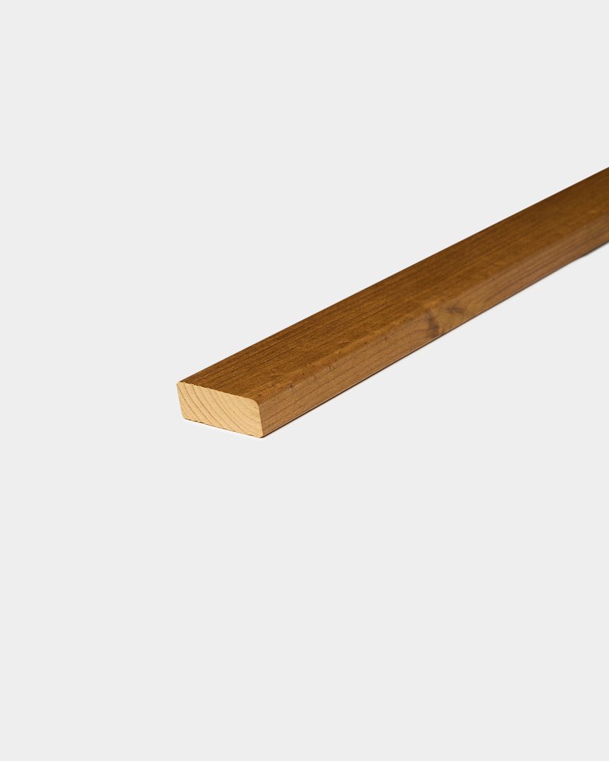 Lamella per facciata WoodUpp Aluwood Oiled Brown (240 x 4 x 1.8 cm), mostrata come elemento angolare esterno con finitura liscia su sfondo bianco.
