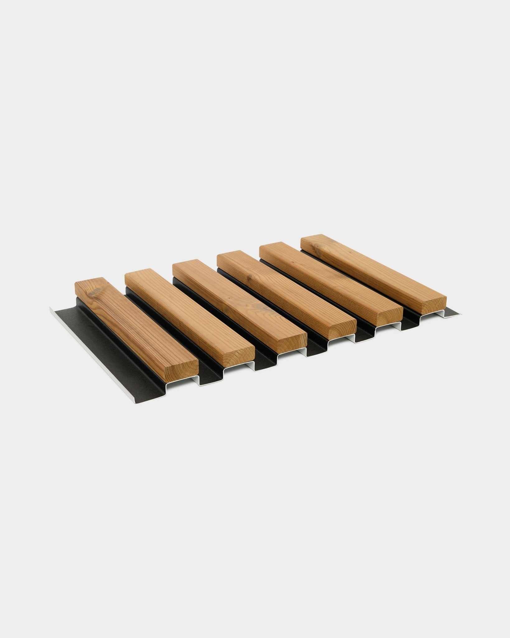 Campione di pannello per facciata Aluwood di WoodUpp, finitura brown, 45,7 x 27 cm, con doghe in legno alternate a strisce metalliche black su sfondo bianco.