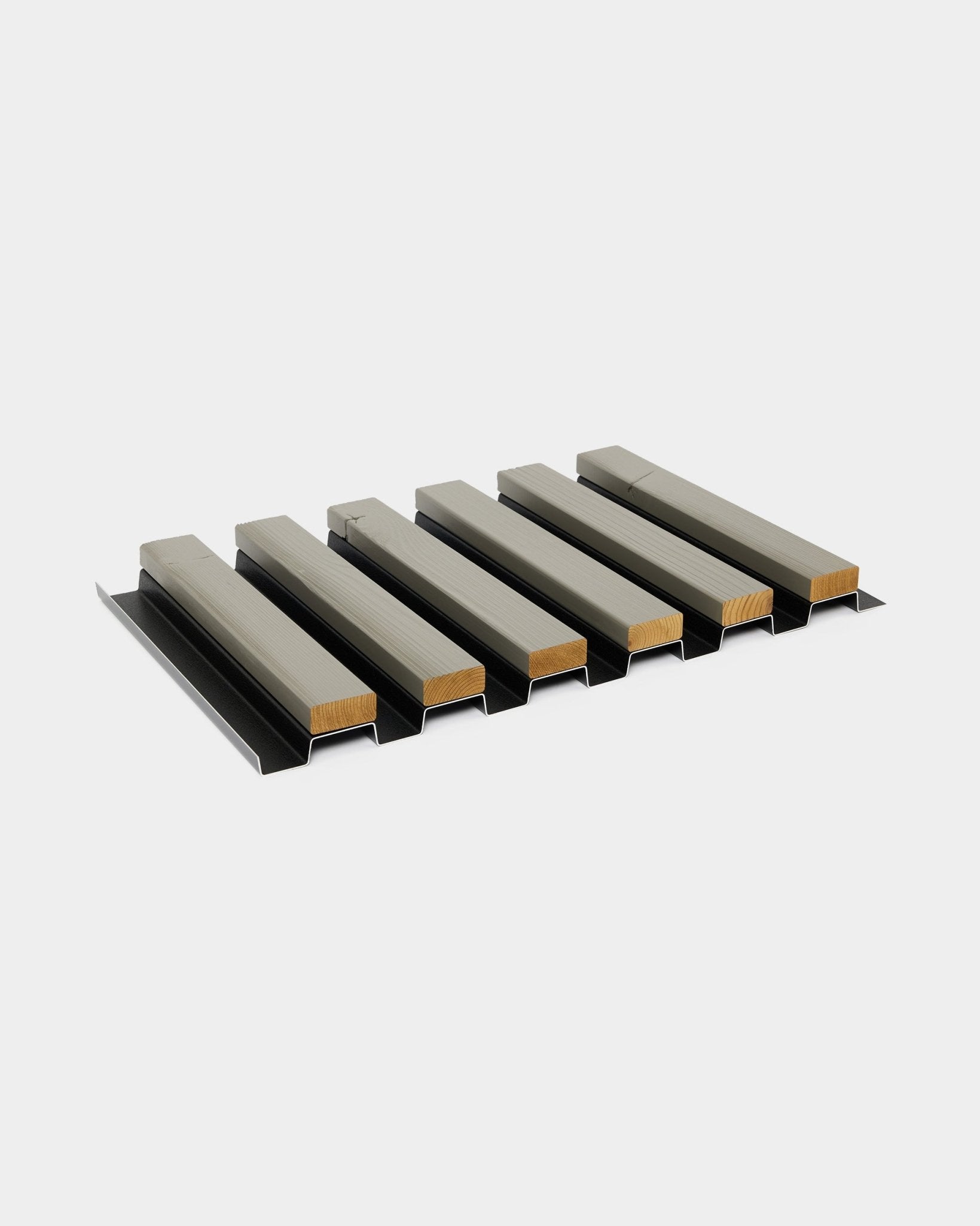 Sei campioni di pannello per facciata Aluwood con finitura grey (45,7 x 27 cm) di WoodUpp sono esposti su supporti metallici black su sfondo grigio chiaro.