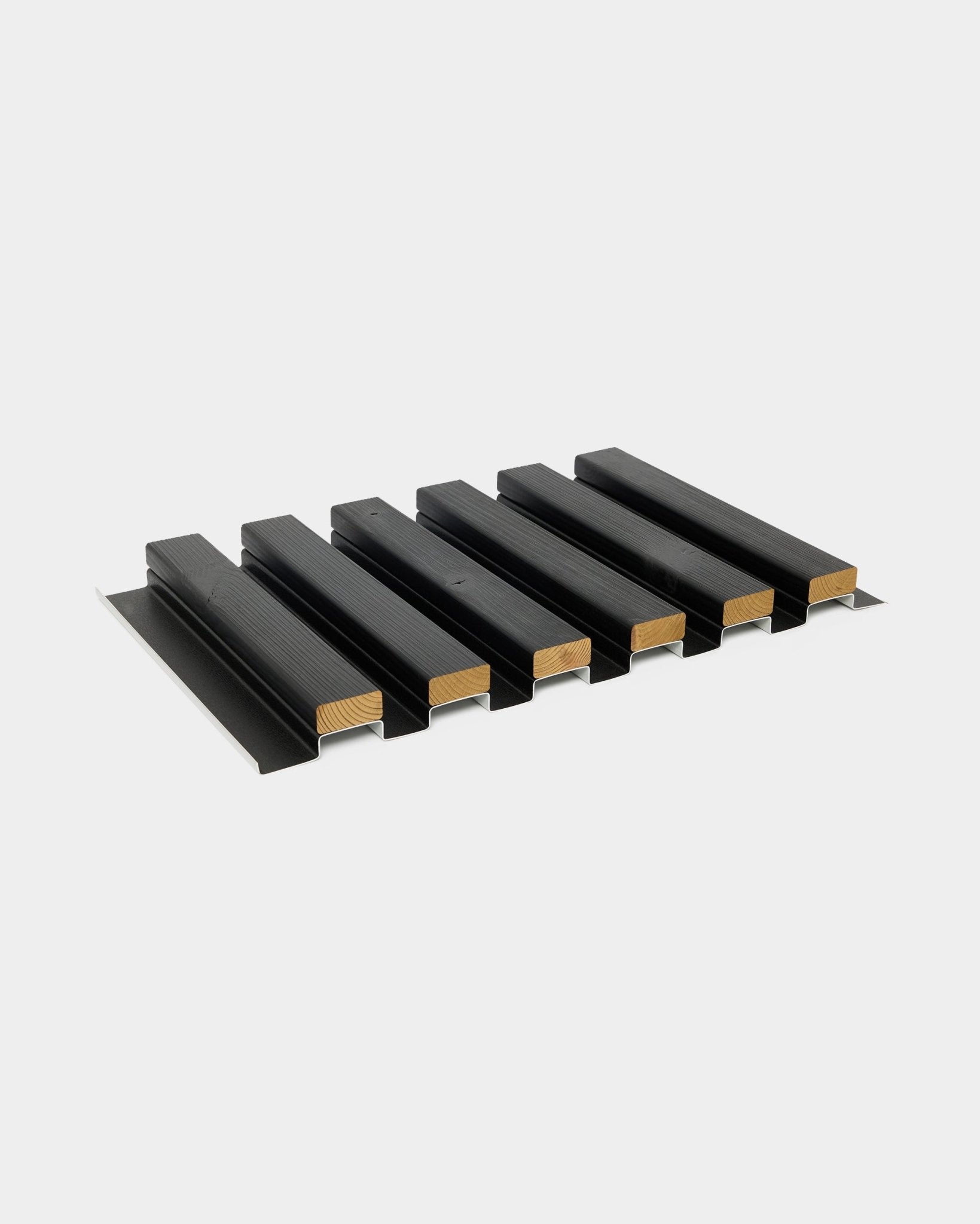 Campione di pannello per facciata Aluwood di WoodUpp con sei doghe in legno inserite in canali metallici black, misura 45,7 x 27 cm, su sfondo grigio chiaro.