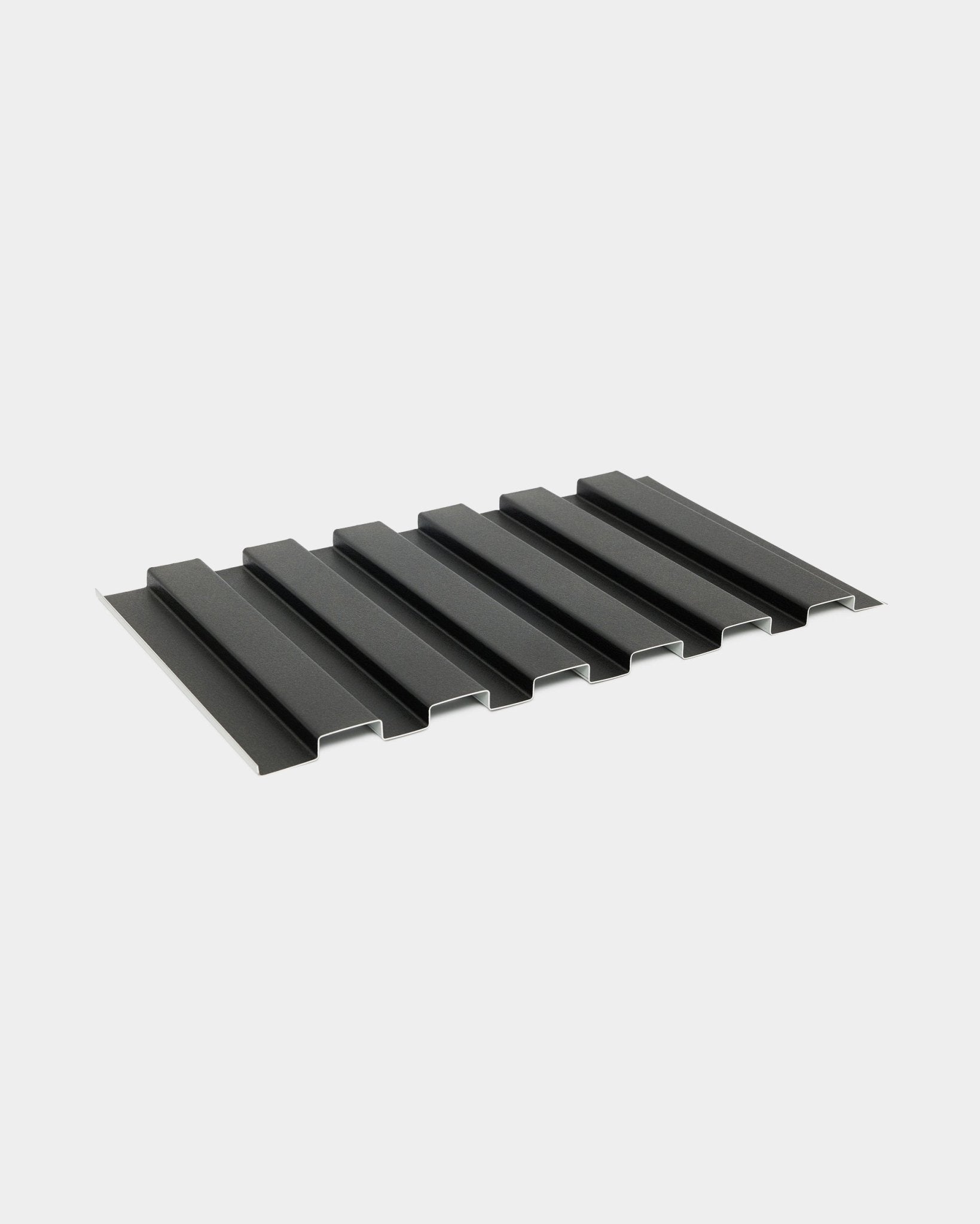 Campione di pannello per facciata esterna Aluwood di WoodUpp, stile essenziale in alluminio black, 45,7 x 27 cm, con design ondulato su sfondo bianco.