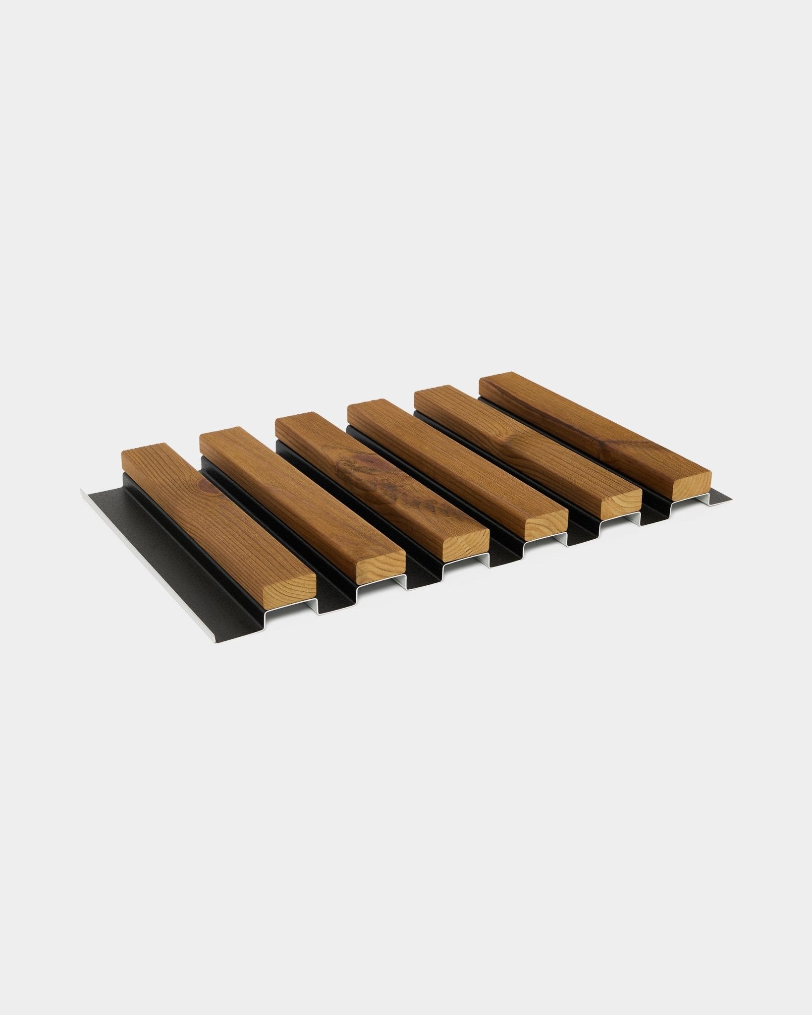 Campione di pannello per facciata Aluwood WoodUpp in brown oliato (45,7 x 27 cm), con doghe in legno alternate a strisce black per prestazioni acustiche.