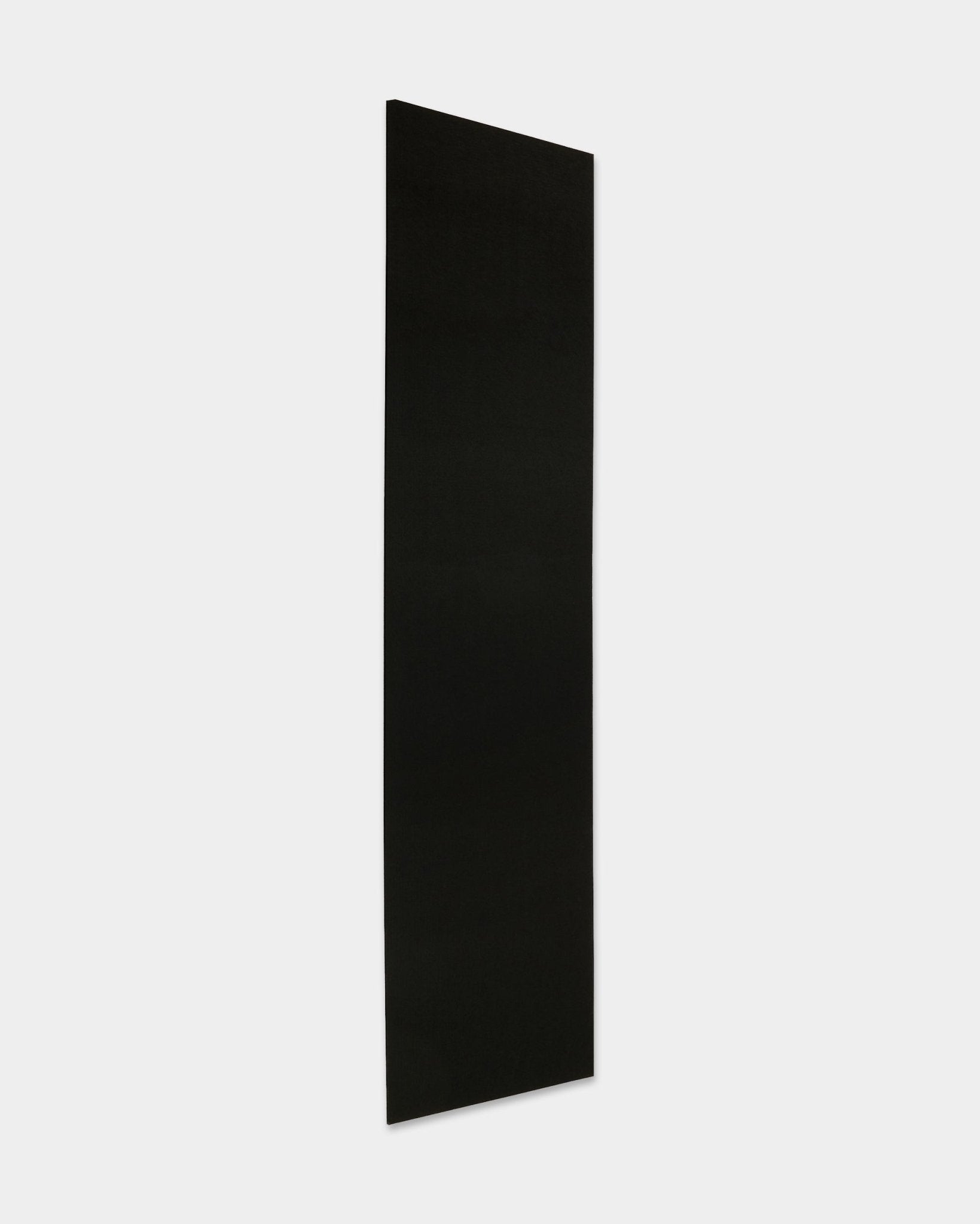 WoodUpp Akupanel Pannello acustico con finitura in feltro/Black (240,1 x 59,8 cm) è posizionato in verticale su uno sfondo bianco uniforme, mettendo in risalto il suo design minimalista nordico.