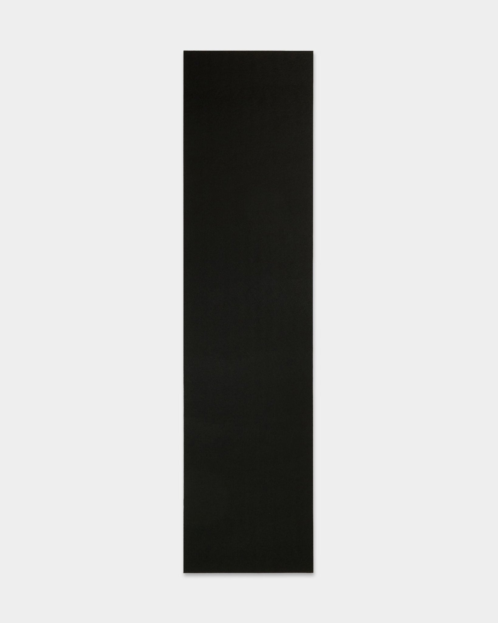 Tappetino yoga in feltro WoodUpp black (240,1 x 59,8 cm) realizzato in plastica riciclata, mostrato su sfondo bianco; accessorio per i pannelli acustici Akupanel.