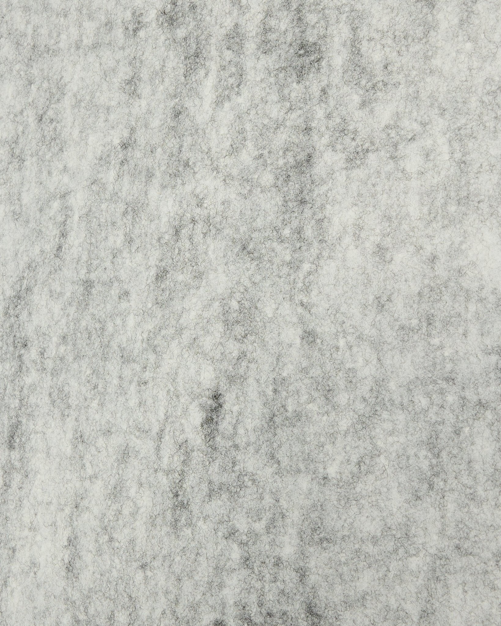 Dettaglio dell’accessorio di installazione WoodUpp Akupanel in feltro grey, 240,1 x 59,8 cm, con superficie materica e marmorizzata realizzata in materiale acustico di plastica riciclata.