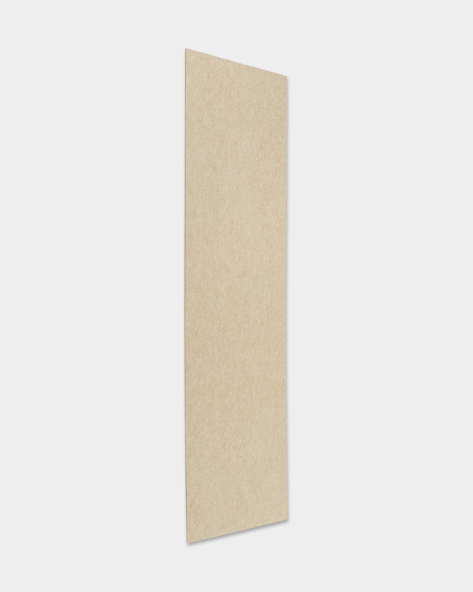 Pannello acustico in legno WoodUpp Akupanel con finitura in feltro/beige (240,1 x 59,8 cm), montato in verticale su uno sfondo grigio chiaro uniforme.