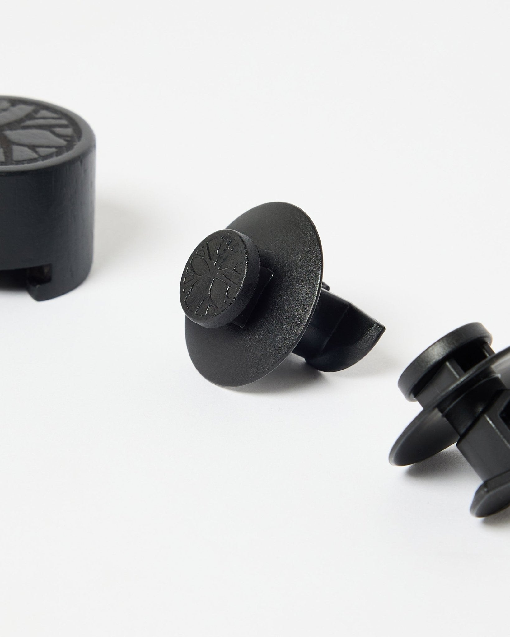 Set di 3 staffe in nylon black con sommità circolari e utensile di installazione, progettate per montare i pannelli acustici WoodUpp o i pannelli slatwall.