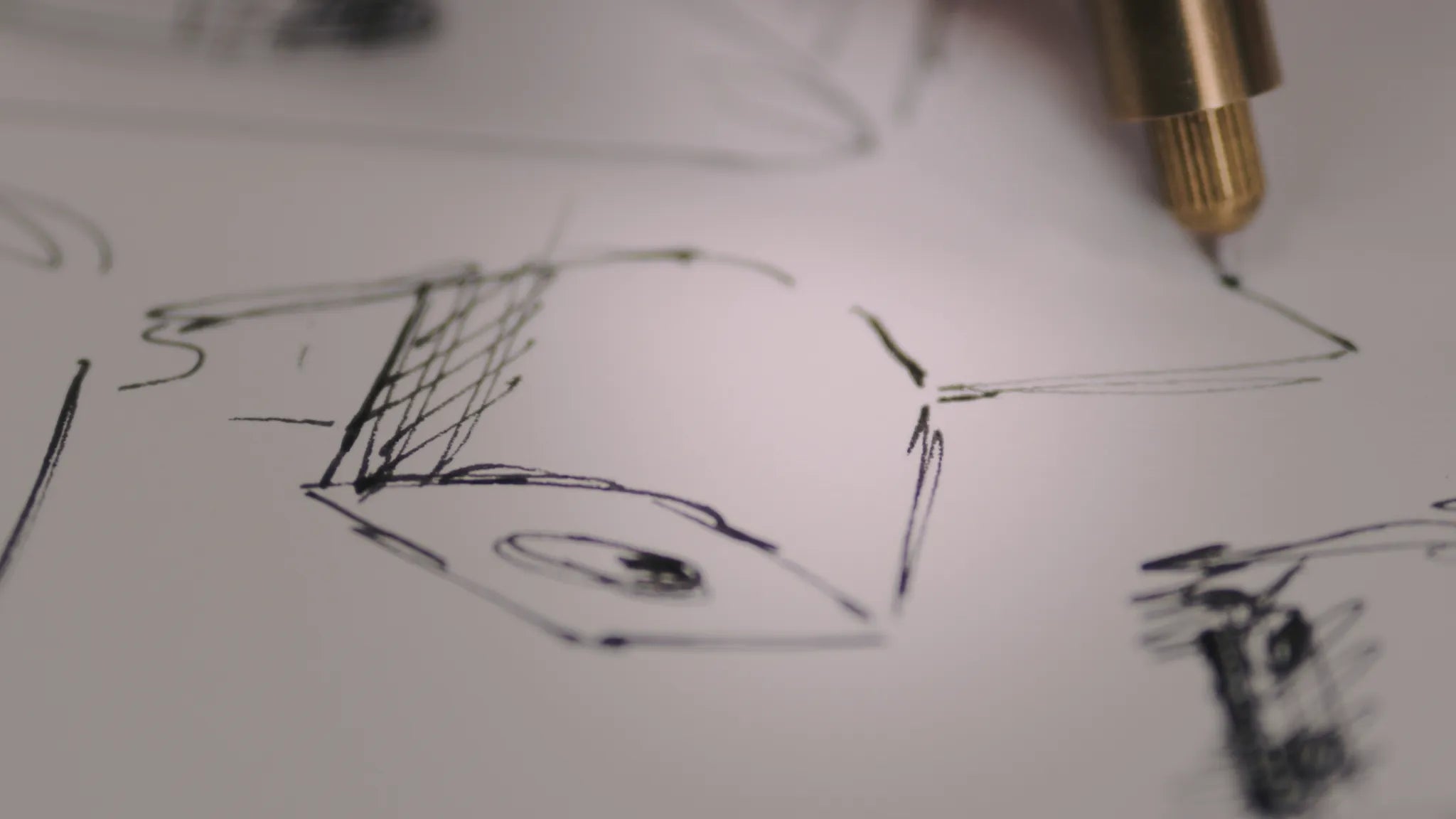 Linee geometriche a inchiostro nero formano motivi astratti su carta bianca, evocando il design pulito e minimalista dei pannelli acustici in legno nordico Akupanel.