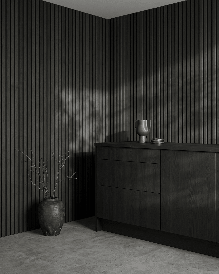 Interno minimalista con WoodUpp Akupanel Pannello acustico Tonal in Black Frassino e feltro black, completato da elementi decorativi scandinavi e dettagli in ceramica.