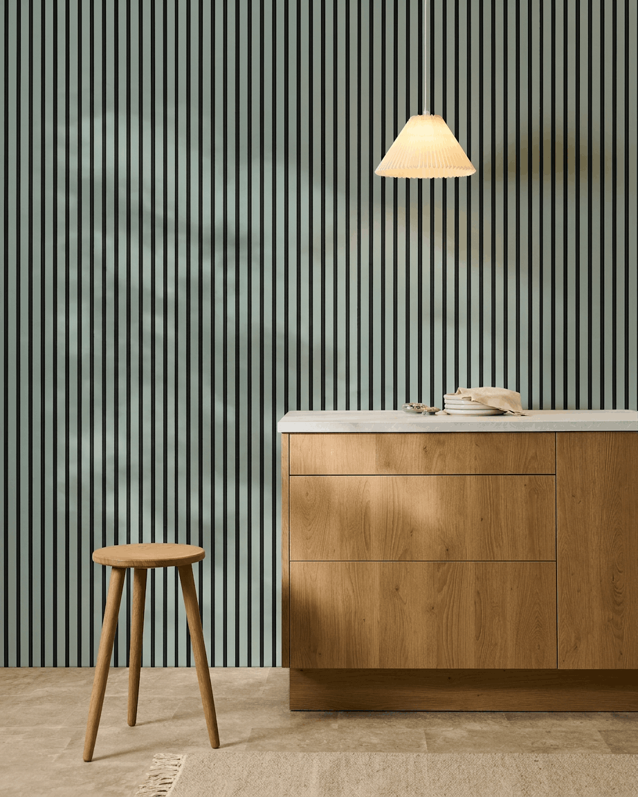 Cucina nordica minimalista con uno sgabello in legno, un mobile e WoodUpp Akupanel Pannello acustico nel colore Cloud con feltro black (240x60 cm) per il comfort acustico.