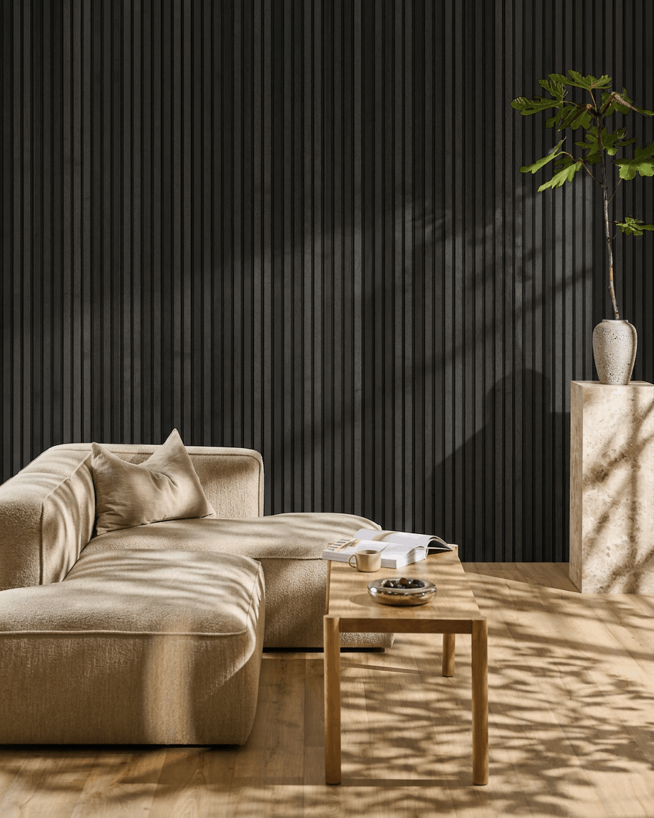Soggiorno minimalista ambiente con un divano beige, tavolino in legno e WoodUpp Akupanel Pannello acustico in Black Ash come parete d’accento d’ispirazione scandinava.