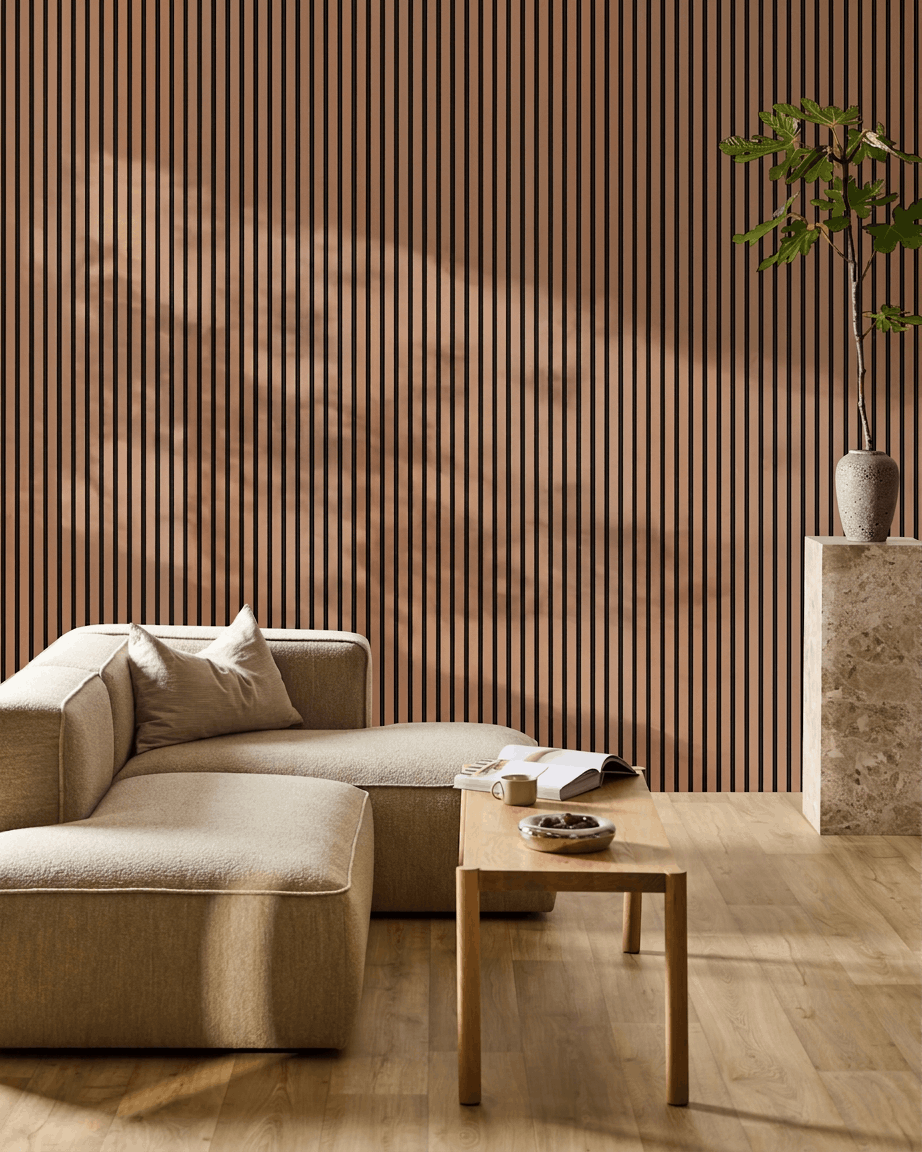 Soggiorno minimalista ambiente con divano beige, tavolino in legno, pianta su piedistallo in pietra e WoodUpp Akupanel Pannello acustico con finitura Clay sulla parete.