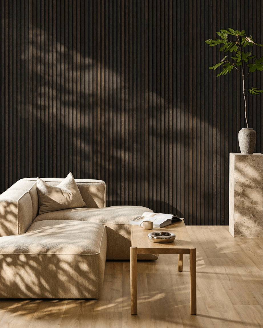 Soggiorno minimalista ambiente con un divano beige, tavolo in legno e pianta; sulla parete presenta il Akupanel Pannello acustico di WoodUpp in Rustic Smoked Oak.