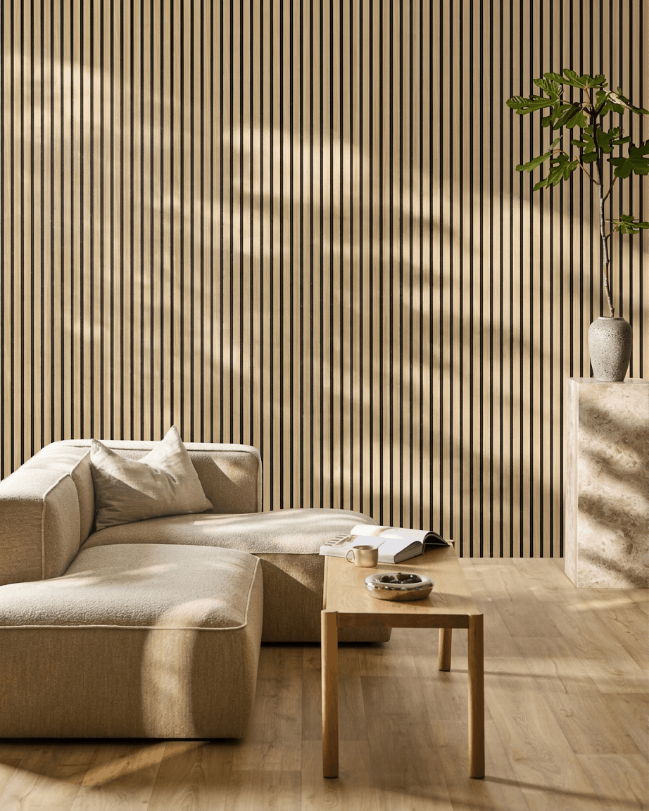 Zona giorno minimalista con divano beige, tavolino e pianta davanti a un pannello acustico WoodUpp Akupanel pannello a doghe in Southern Rovere Black Felt.