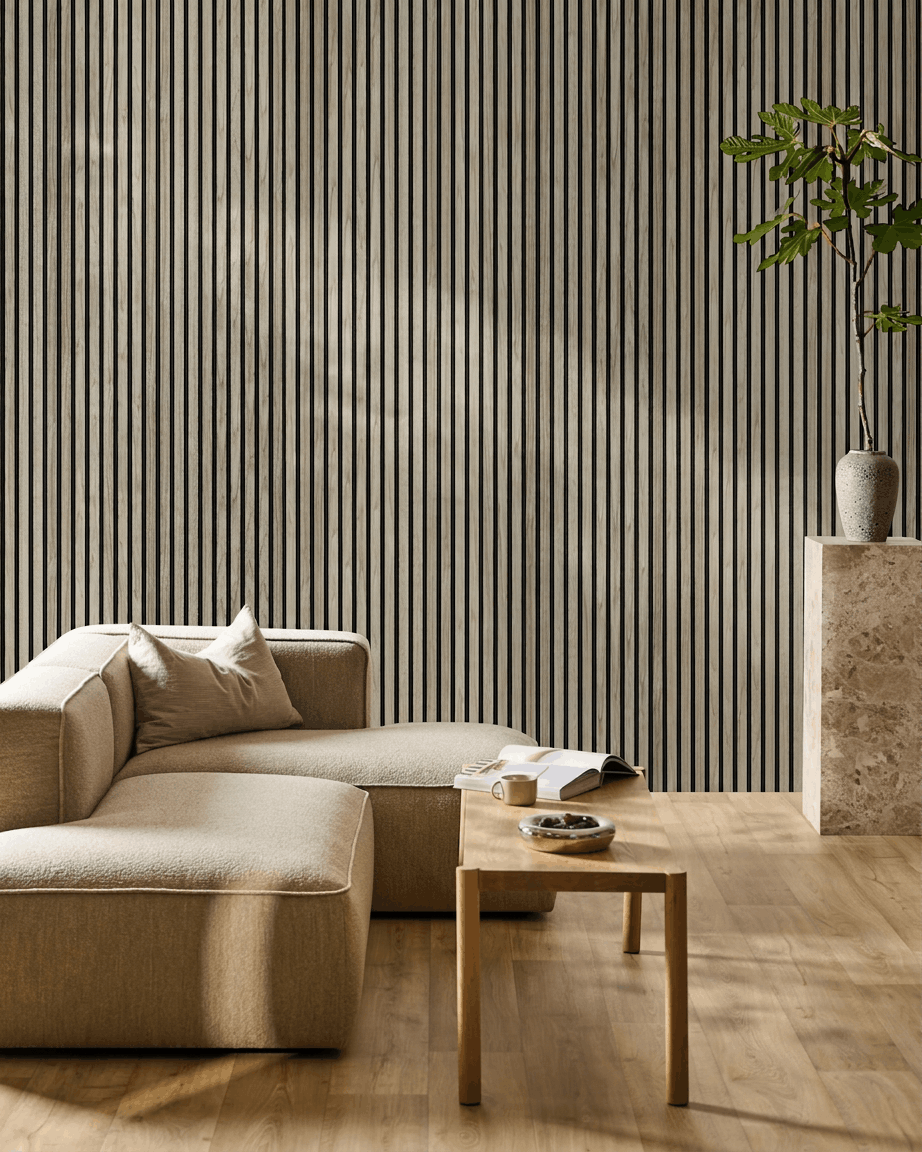 Zona giorno ambiente minimalista con un divano componibile beige, tavolino in legno, piedistallo in marmo con pianta e WoodUpp Akupanel Pannello acustico in Weathered Rovere sulla parete d'accento.