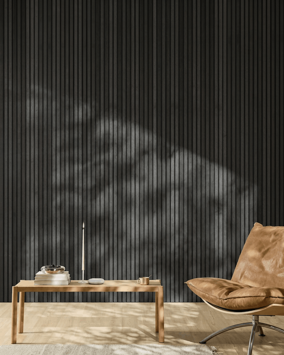 Interno minimalista con una poltrona in pelle brown, un tavolino da caffè e un WoodUpp Akupanel Pannello acustico in Natural Wood/Black Frassino, 300x60 cm.