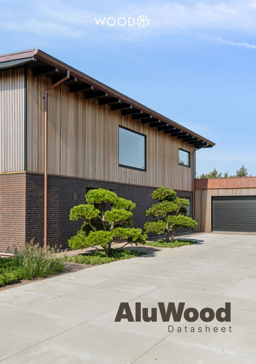 Casa contemporanea con pannelli di facciata in AluWood ed esterni in mattoni, caratterizzata da ampie finestre, garage, paesaggio curato. Il testo recita Scheda tecnica AluWood.