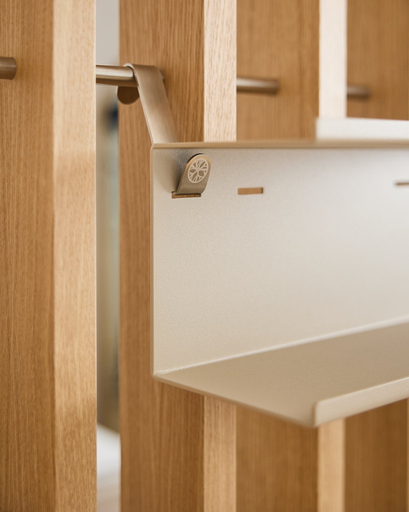 Primo piano della Nell | Double Metal Shelf / BM1 di WoodUpp, una mensola beige steel da 31,7 cm dal design minimalista, montata su un pannello acustico nordico in doghe di legno.