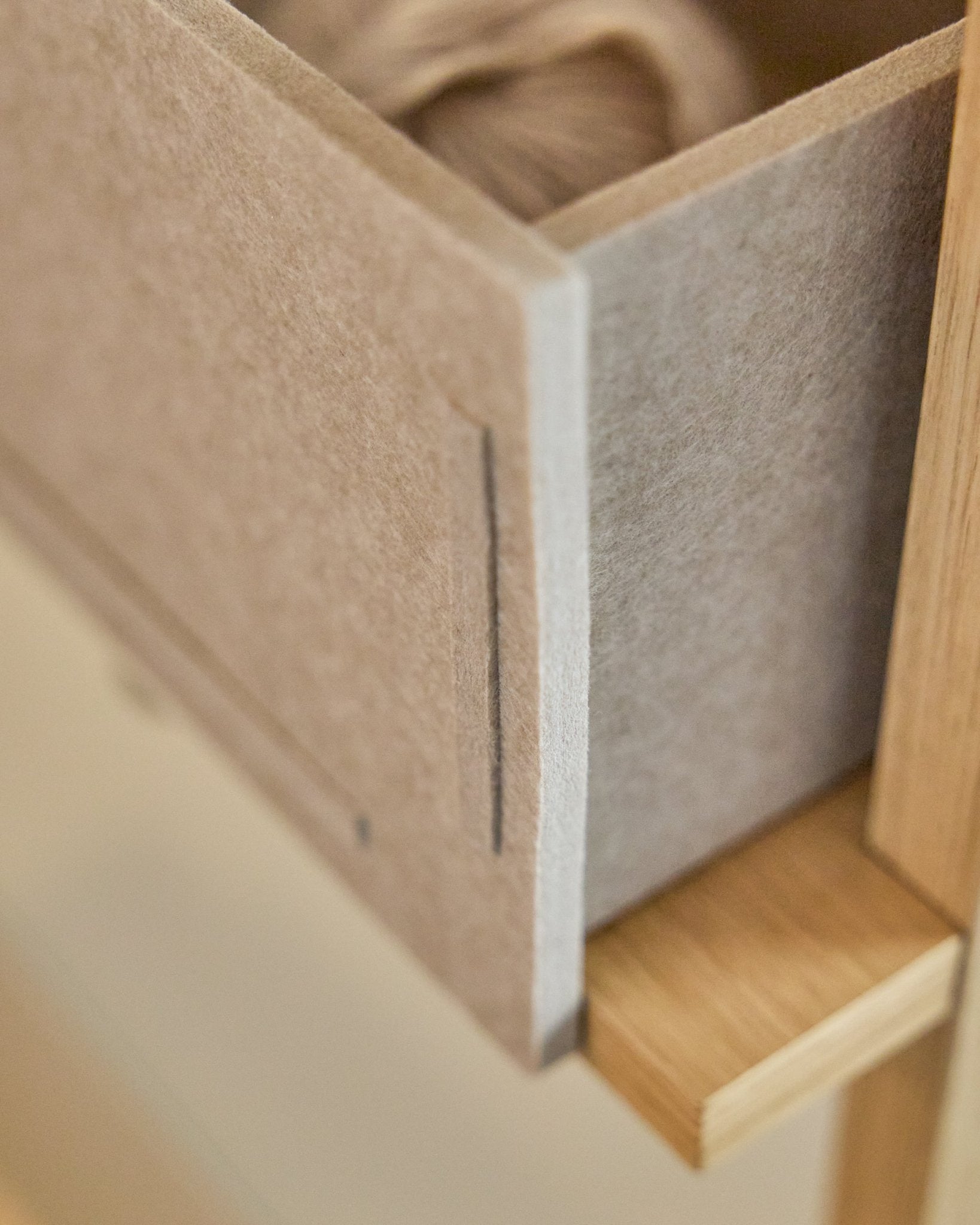 La Vigg Felt Box / BM2 in Beige di WoodUpp, un cassetto in feltro PET con struttura in legno, pensato per contenere oggetti in palette neutre e compatibile con i sistemi Akupanel.