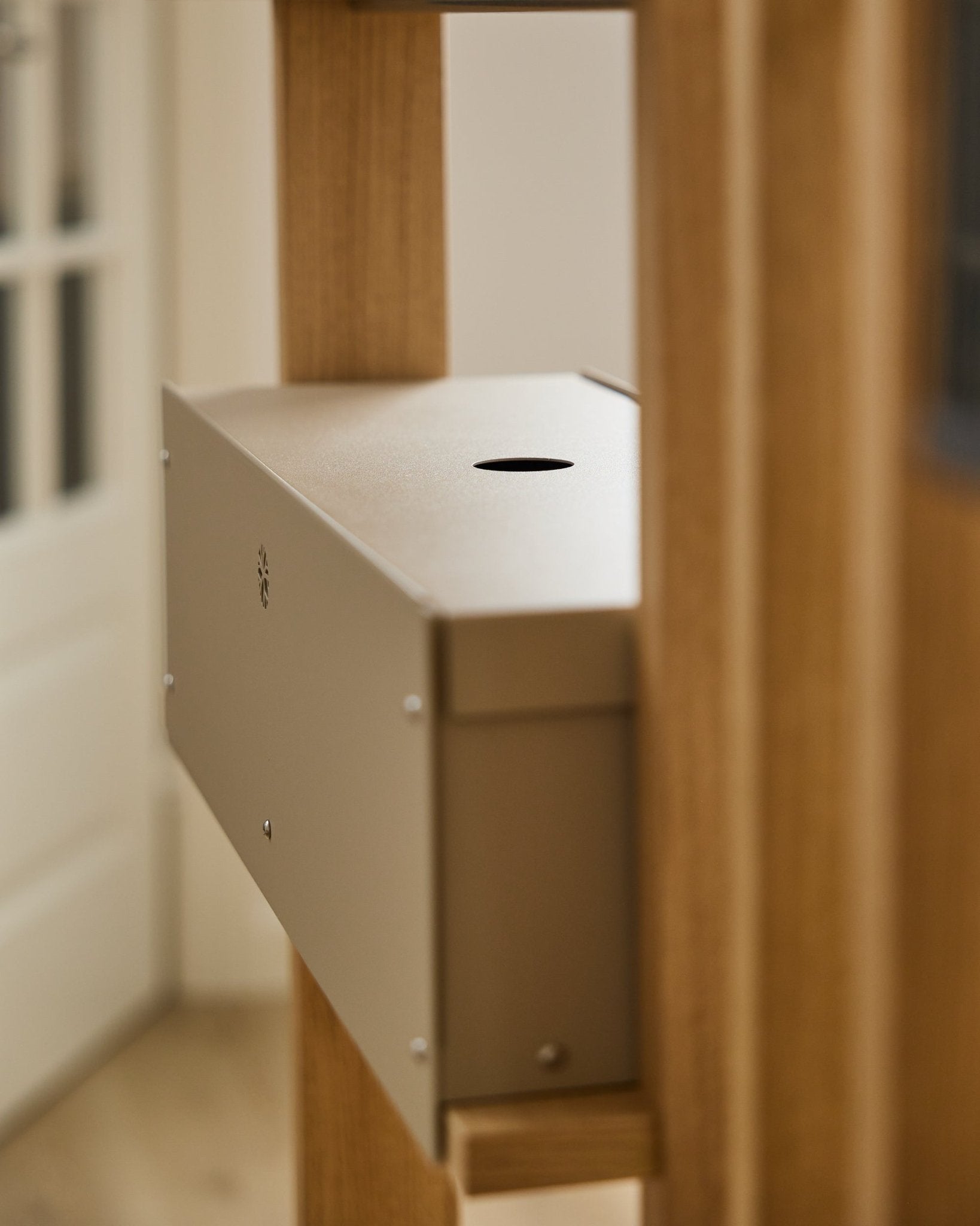 Il Nell | Metal Box / BM2, Beige di WoodUpp è un accessorio in steel verniciato a polvere della collezione CREATE, inserito tra pannelli acustici in legno accanto a una porta bianca.
