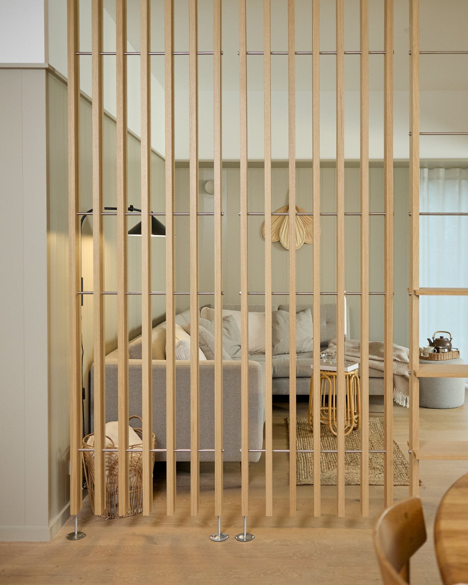 Divisorio EMBRACE BM1 (286-302 cm) di WoodUpp, realizzato con doghe impiallacciate in natural oak, divisorio autoportante tra pavimento e soffitto che non richiede fori.